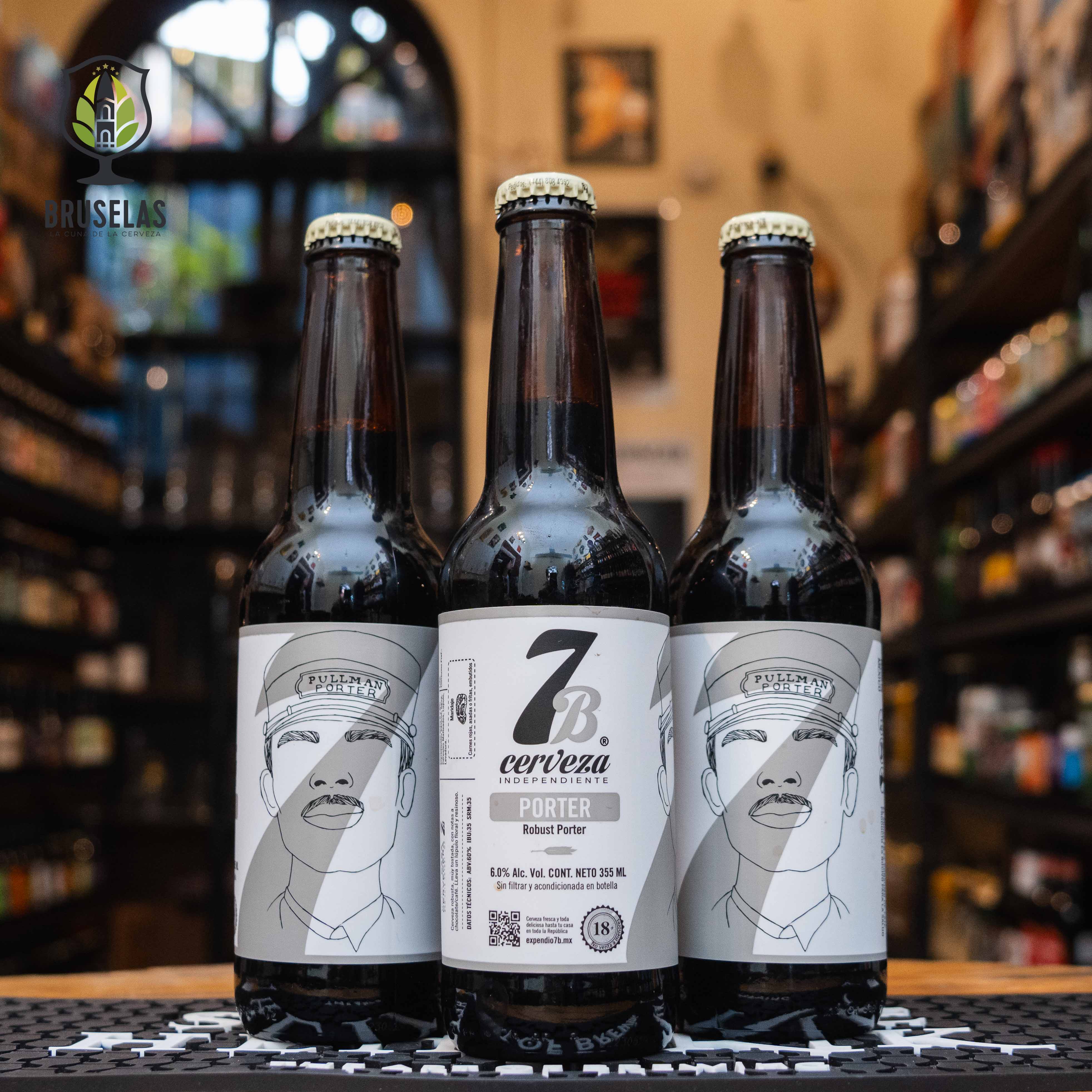 Botella de 7 Barrios Porter, una Robust Porter de Cervecería 7 Barrios, San Luis Potosí. Con un ABV de 6.0% y 35 IBU, destaca por sus aromas a chocolate, café y lúpulos florales. Su sabor tostado equilibra amargor y dulzura de las maltas. Ideal para maridar con carnes rojas y embutidos. Presentación en botella de 355 ml, reflejando su carácter artesanal y robusto.