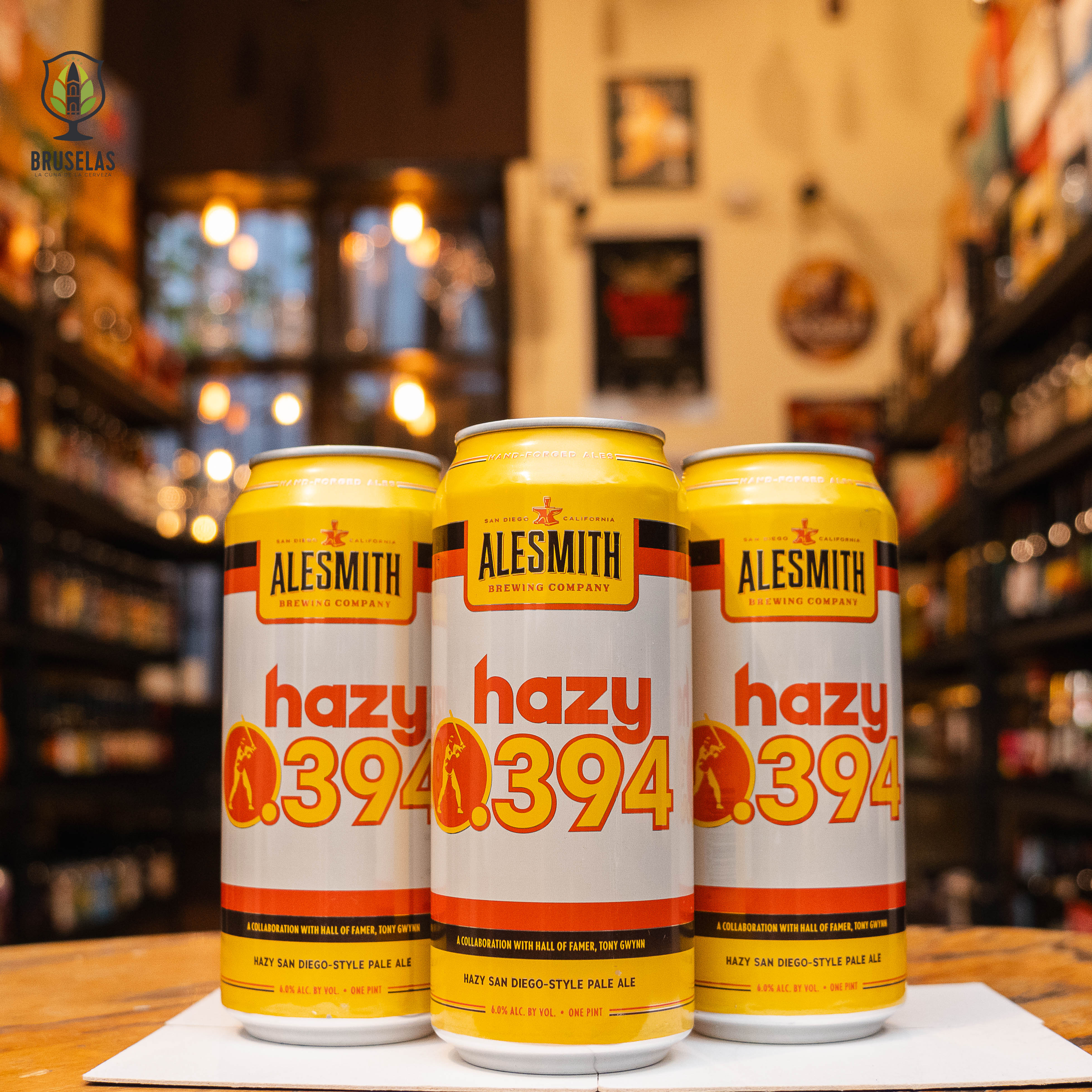 AleSmith Hazy .394, una Hazy IPA de AleSmith Brewing Company, creada en honor al legendario jugador de béisbol Tony Gwynn. La etiqueta mantiene el diseño deportivo con un toque moderno. Con un ABV de aproximadamente 6%, ofrece intensos aromas de frutas tropicales, cítricos y un toque de pino. Su sabor es jugoso, con un cuerpo suave y un amargor equilibrado. Ideal para maridar con mariscos, ensaladas frescas o pizza de vegetales.