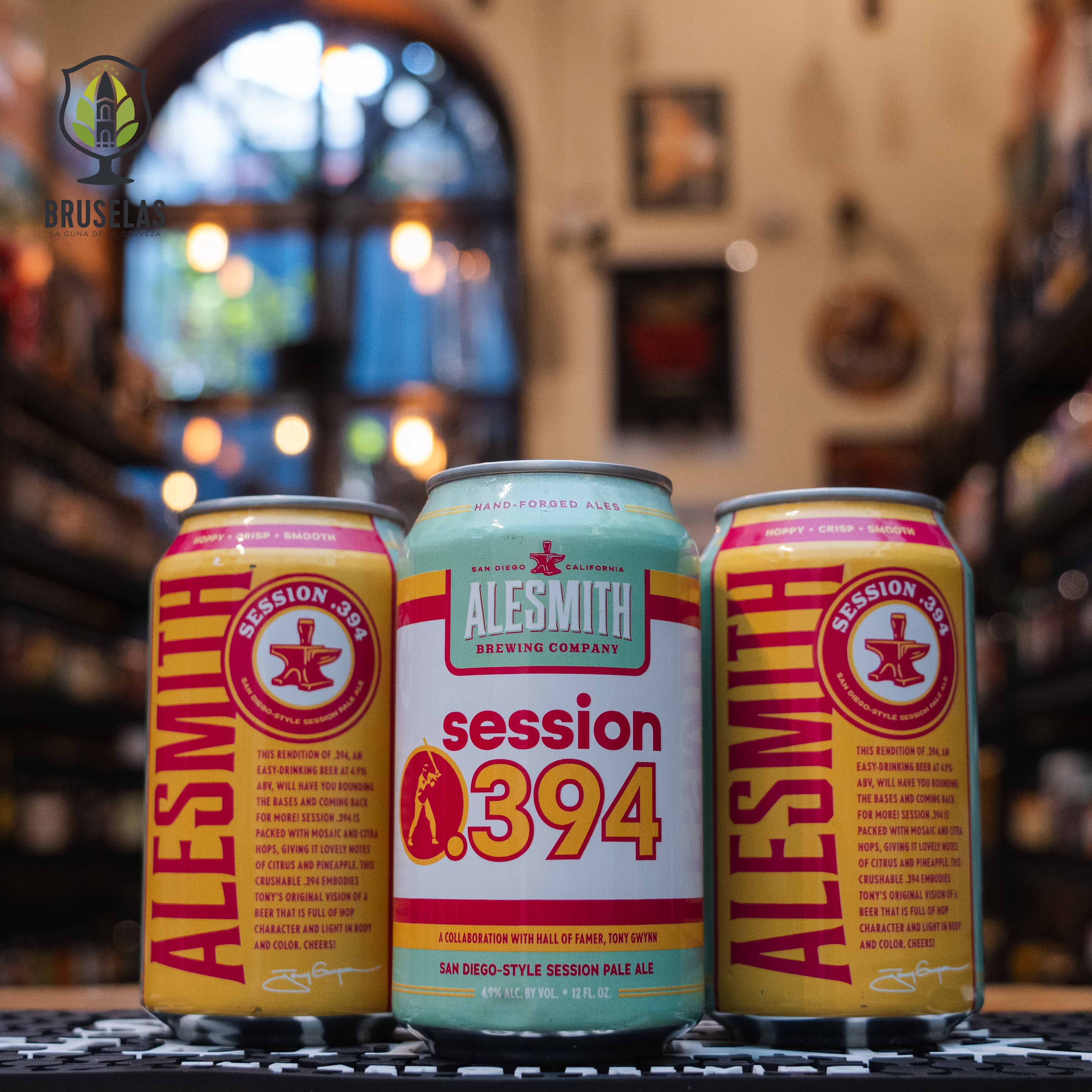 Lata de AleSmith Session .394, una San Diego-Style Session Pale Ale de AleSmith Brewing Company, elaborada en colaboración con Tony Gwynn. La etiqueta es de color amarillo y rojo con el logotipo de un bateador y el número .394 en grande. Con un ABV de 4.9%, ofrece sabores ligeros y cítricos con notas de piña. Ideal para acompañar ceviche, ensaladas frescas o tacos de pescado. El diseño refleja un estilo deportivo y refrescante.