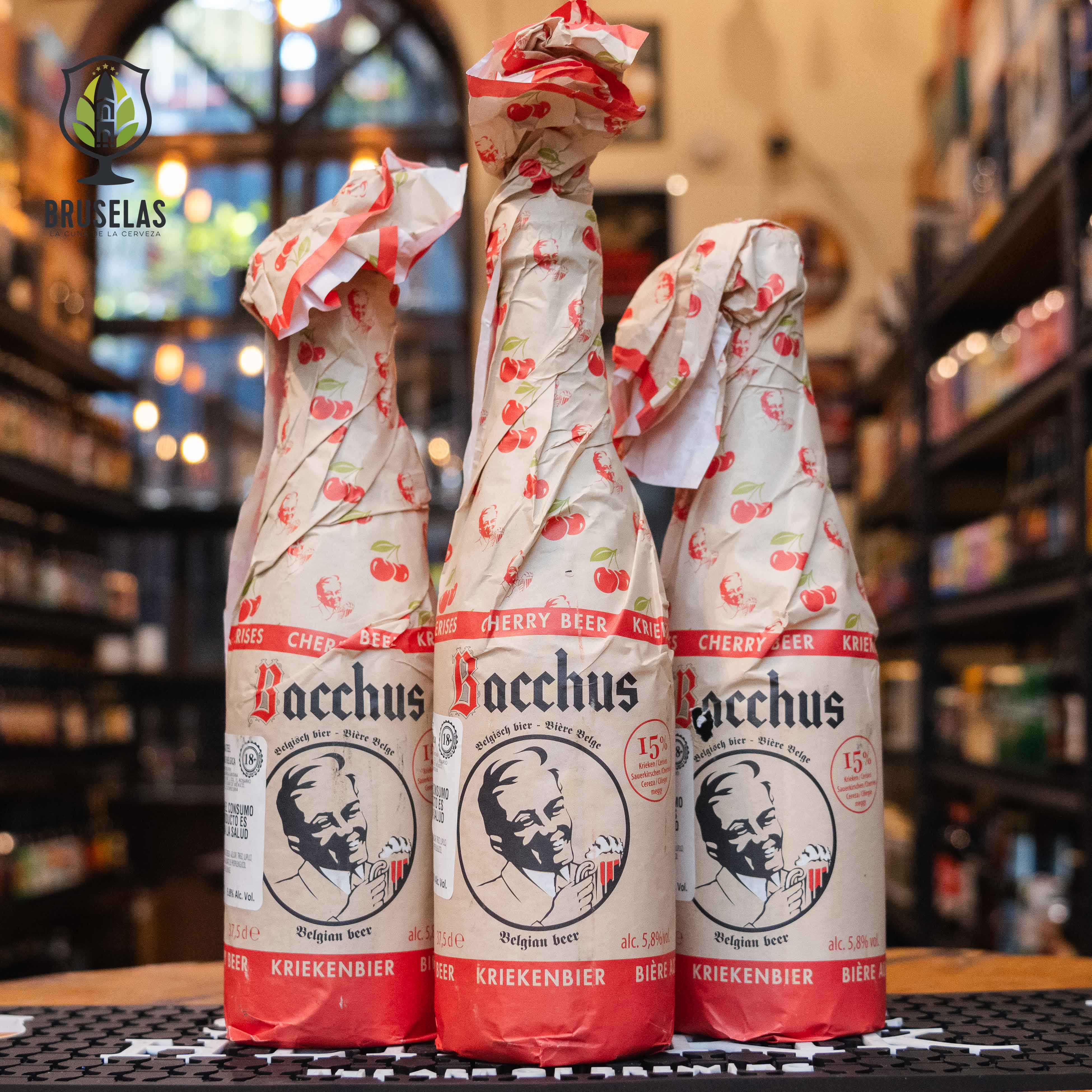 Botella de Bacchus Kriek, una Fruit Beer de Brouwerij Van Honsebrouck, Bélgica. Con un ABV de 5.8%, ofrece un color rojo profundo y aromas de cerezas maduras con notas de madera. Sabor agridulce equilibrado, con un toque final amargo. Ideal para maridar con postres de chocolate oscuro, platos de pato y quesos fuertes. Presentación en botella envuelta en papel distintivo.