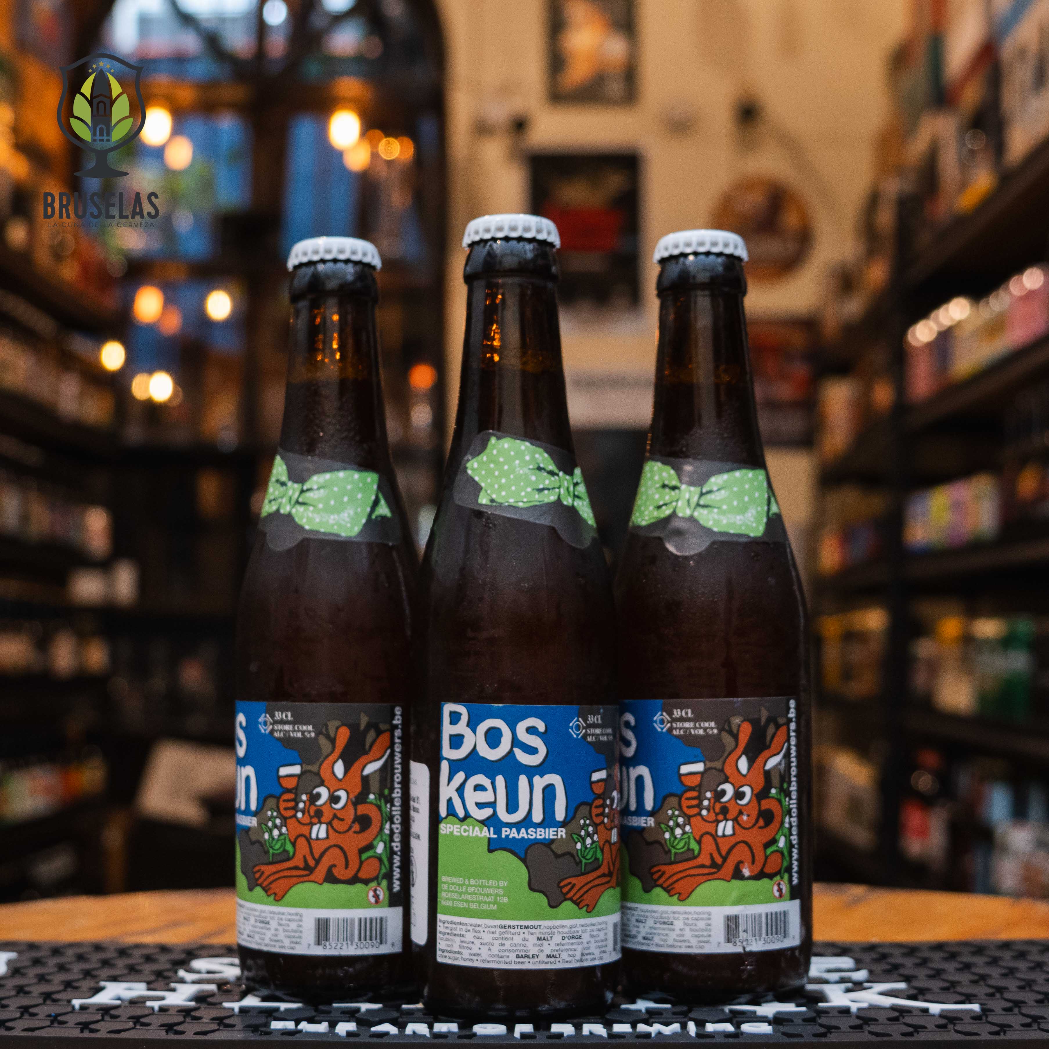 Botella de Boskeun, una Belgian Pale Strong Ale de De Dolle Brouwers, elaborada en Bélgica. La etiqueta presenta un conejo caricaturesco en tonos marrones y verdes, con el nombre "Boskeun" en letras grandes y azules. El cuello de la botella tiene un lazo verde con puntos blancos. Con un ABV de 10%, ofrece sabores dulces y afrutados, con un toque de especias y un amargor moderado. Ideal para acompañar quesos suaves y pescados.