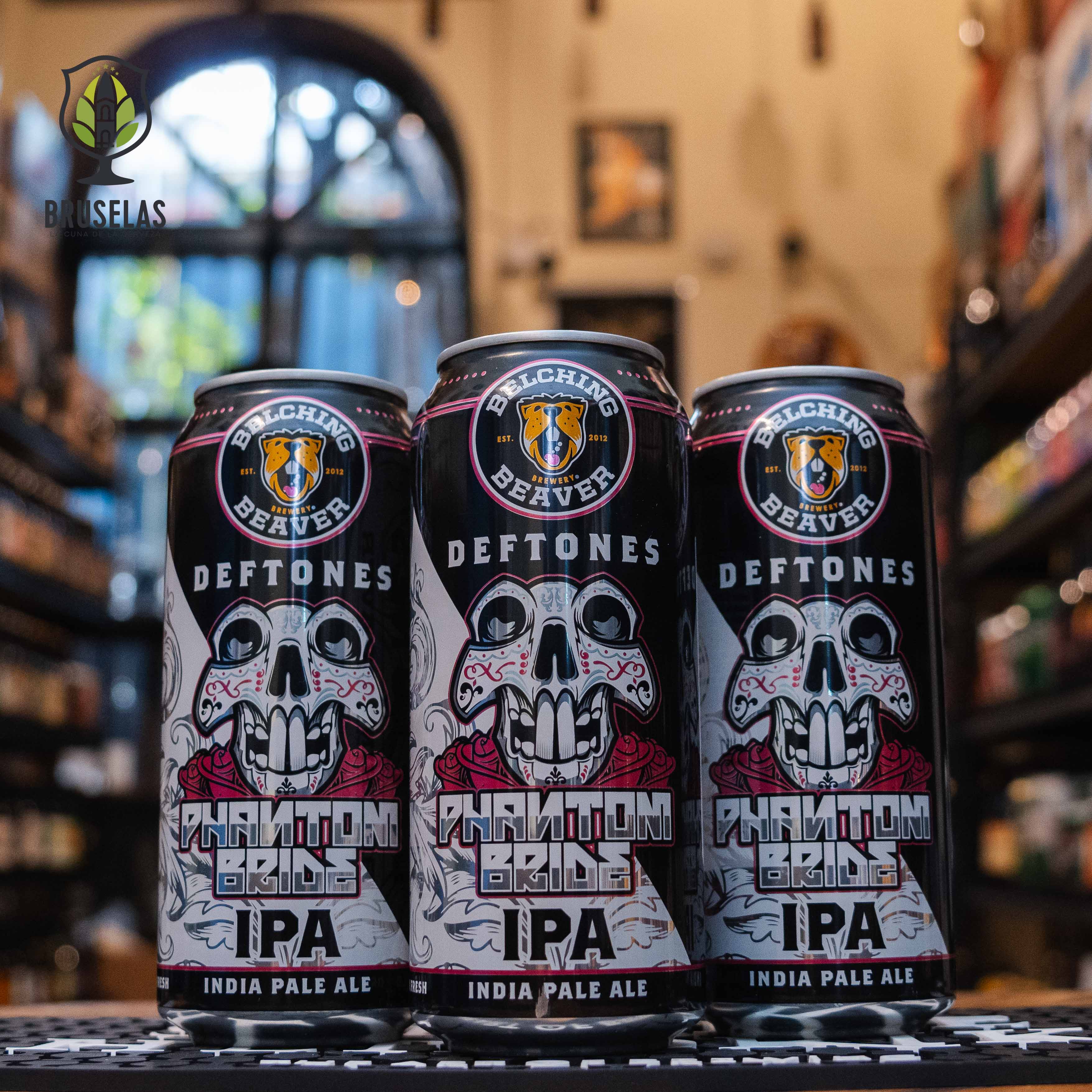 Lata de Belching Beaver Deftones Phantom Bride IPA, una India Pale Ale de 7.1% ABV en colaboración con la banda Deftones. La etiqueta negra y plateada presenta un cráneo artístico rodeado de rosas rojas, evocando un estilo rockero. Con lúpulos Mosaic, Simcoe, Amarillo y Citra, ofrece sabores a mango, guayaba y cítricos, con un amargor equilibrado. Ideal para acompañar carnes a la parrilla y quesos curados.