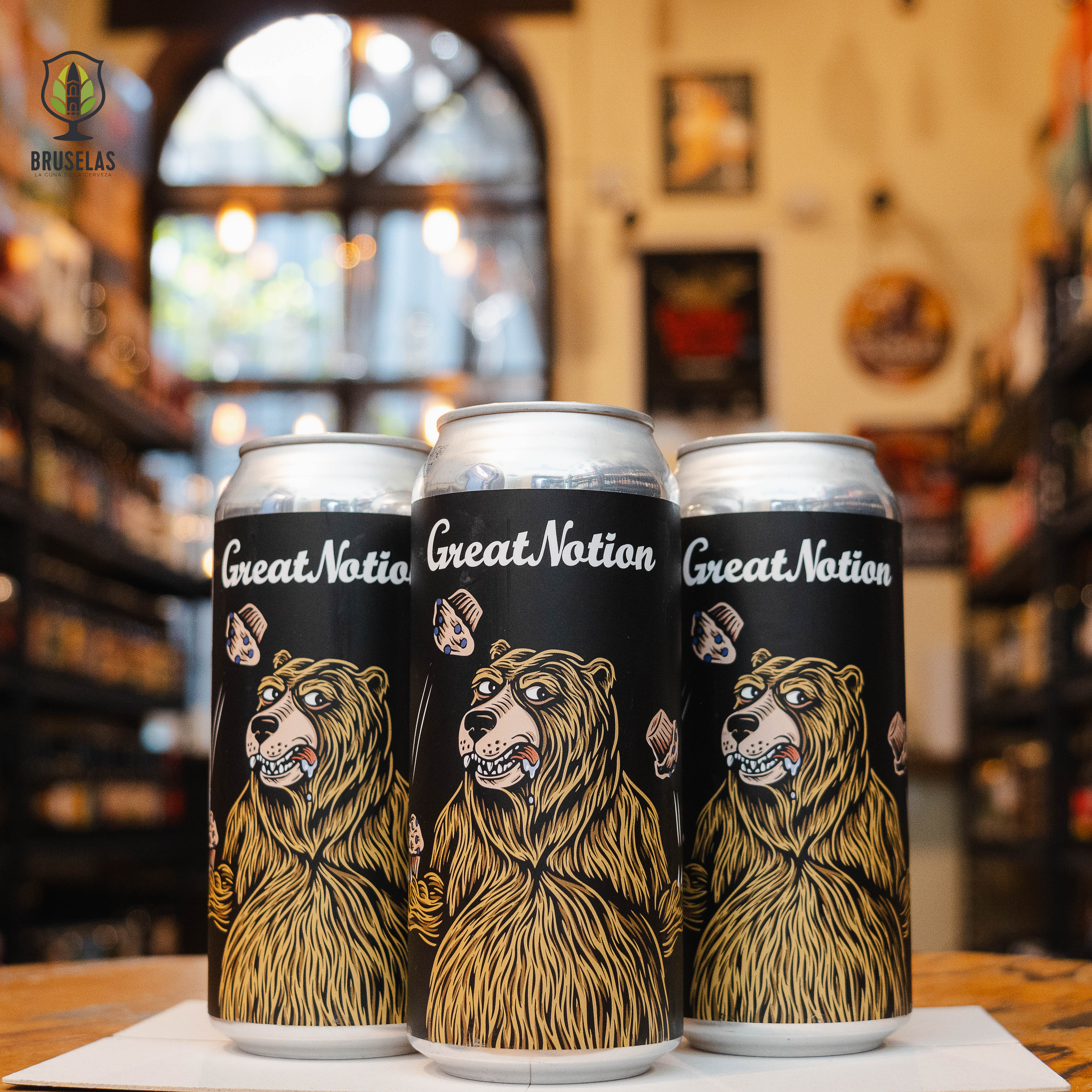 Botella de Blueberry Muffin, una sour ale frutal de Great Notion Brewing, elaborada en Portland, Oregón. La etiqueta presenta un diseño creativo con tonos que evocan arándanos y un muffin horneado. Con un ABV de 6%, ofrece aromas de muffin de arándanos y malta con un toque especiado. Su sabor equilibra la acidez con la dulzura de los arándanos y notas de masa horneada. Ideal para maridar con postres frutales, quesos suaves o tartas de frutas.