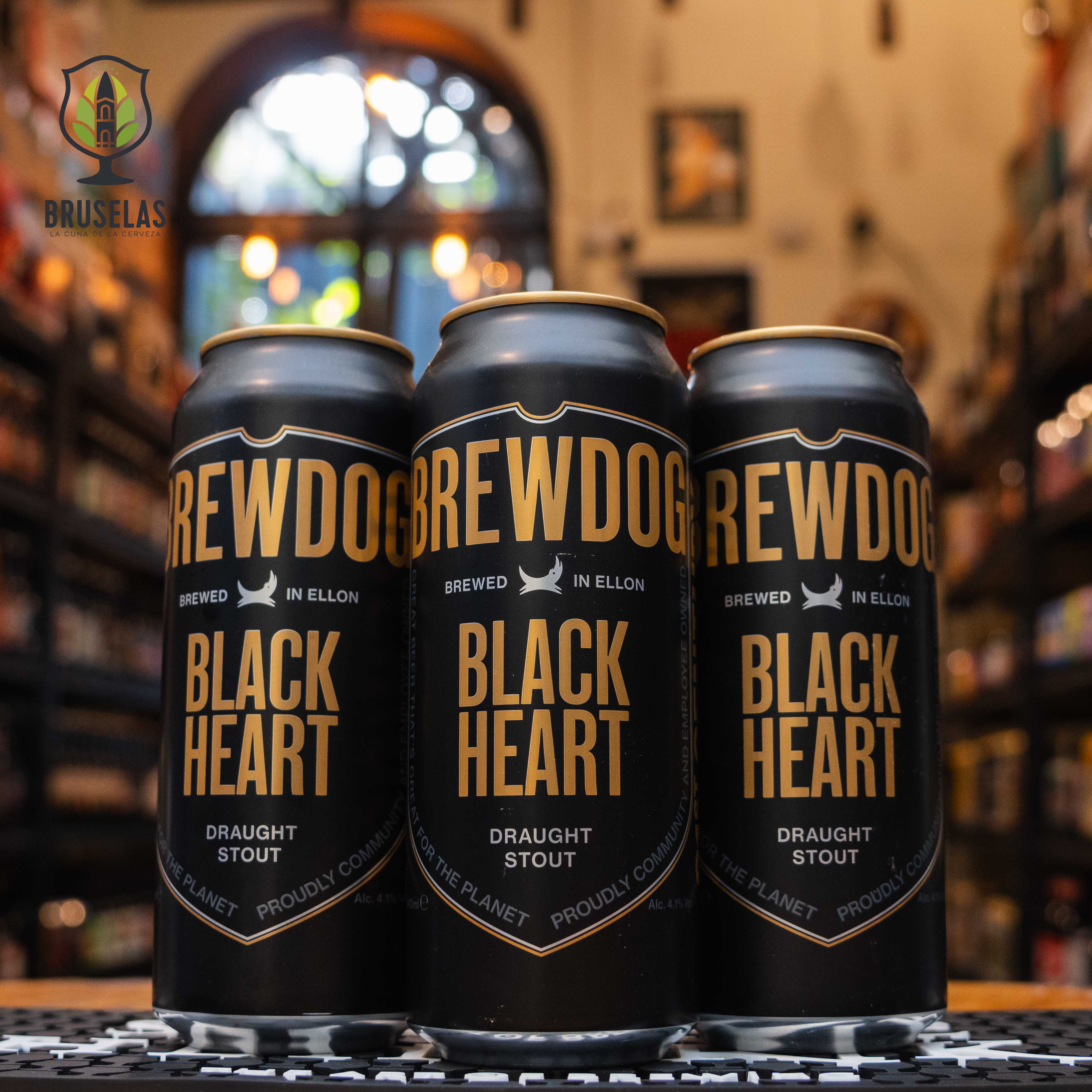 Lata de BrewDog Black Heart, una stout de BrewDog elaborada en Ellon. La lata es negra con letras doradas y el nombre destacado al frente. ABV de 4.1%, con un sabor a malta tostada, chocolate amargo y café. Ideal para maridar con carnes a la parrilla, quesos curados y postres de chocolate. El diseño de la lata refleja un estilo moderno y audaz.