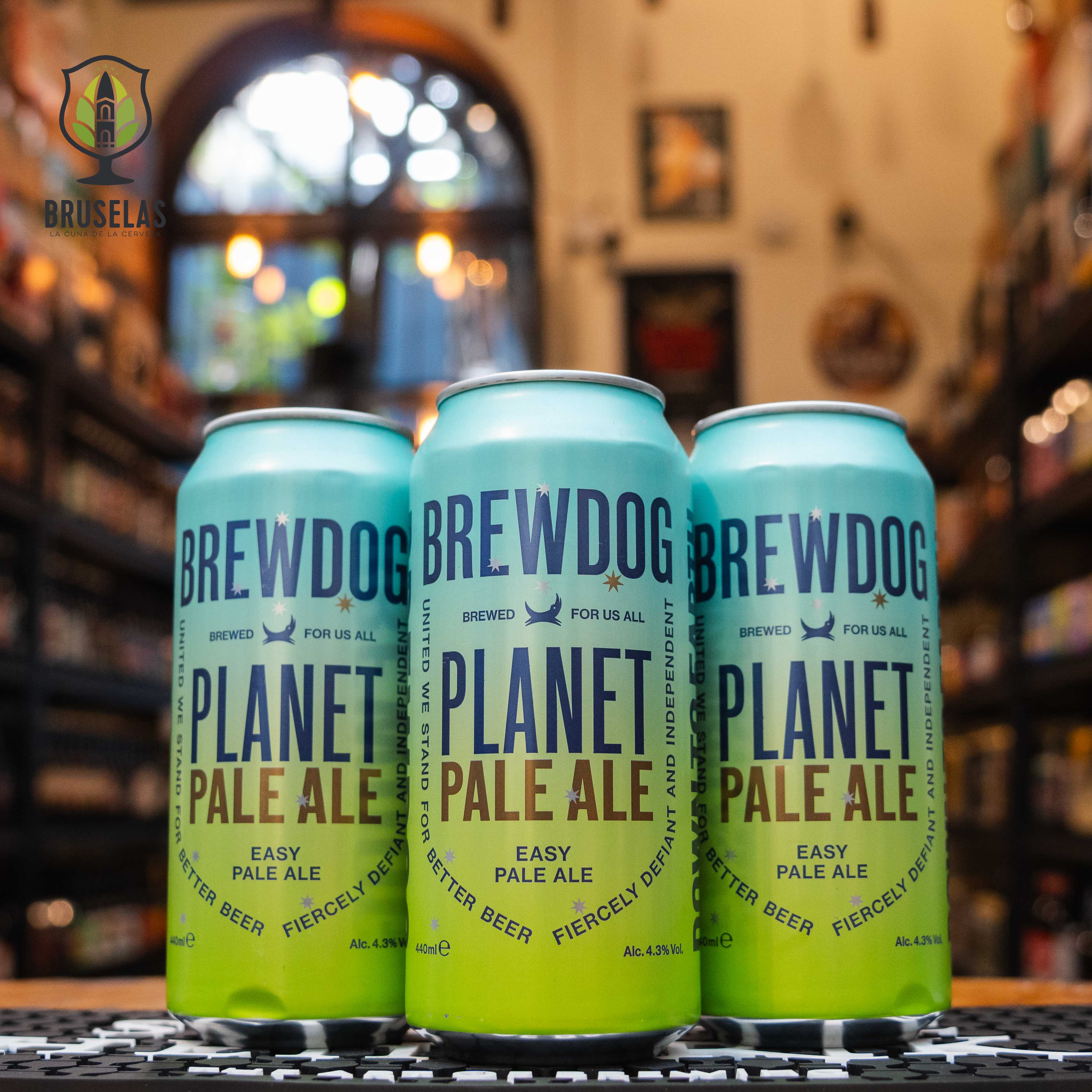 Lata de BrewDog Planet Pale Ale, una easy pale ale de BrewDog. La lata tiene un diseño en degradado de azul y verde con letras negras. ABV de 4.3%, con un sabor refrescante y equilibrado, predominando notas cítricas y un toque de malta. Ideal para maridar con ensaladas frescas, mariscos y aperitivos ligeros. El diseño refleja un estilo moderno y vibrante.