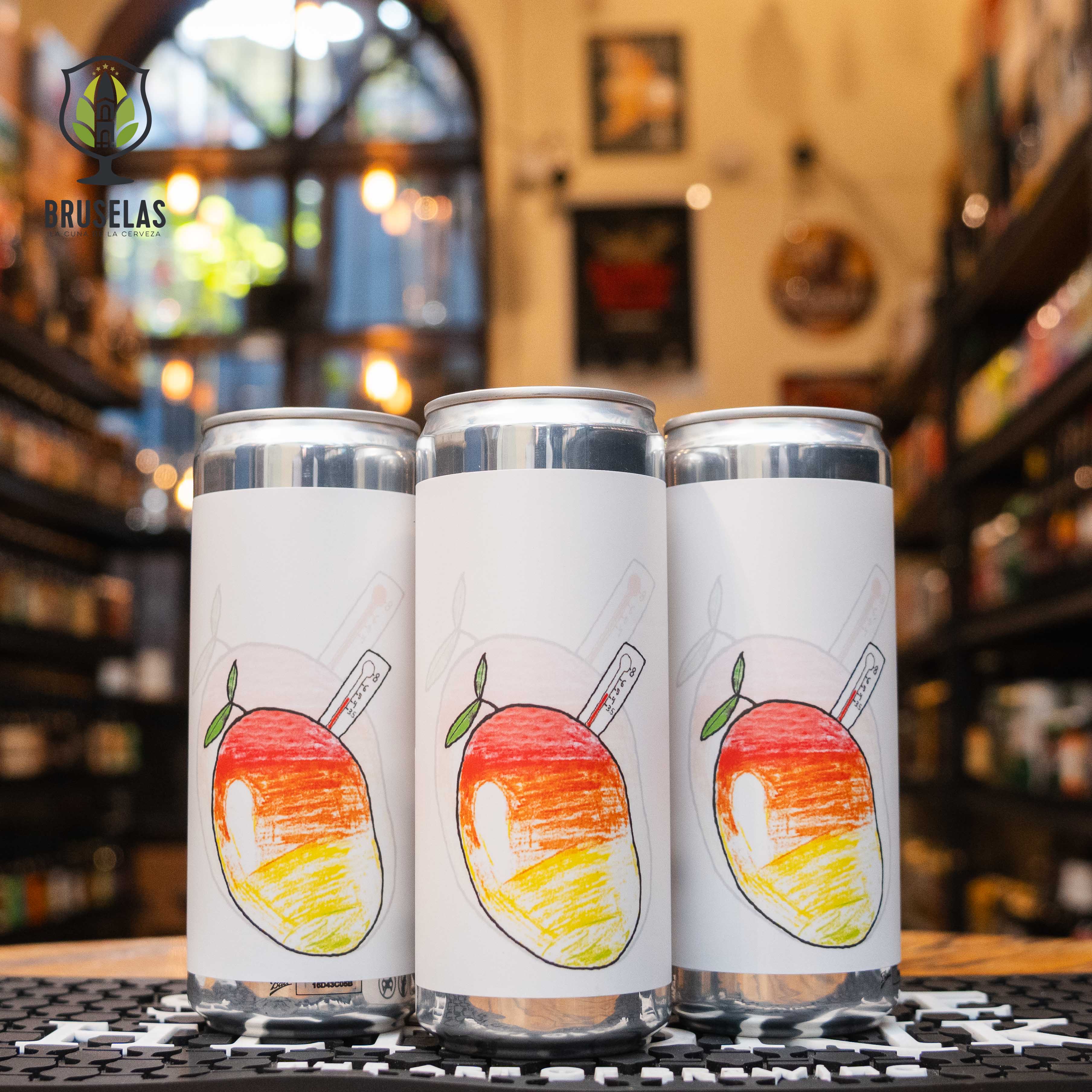 Lata de Brewski Mangofeber, una IPA sueca de 6.5% ABV elaborada por Brewski. La etiqueta presenta una ilustración minimalista de un mango en tonos amarillo y naranja, destacando el perfil tropical de la cerveza. Con intensas notas de mango fresco y un equilibrio entre dulzor afrutado y amargor, es ideal para maridar con tacos, platillos picantes y comida asiática.