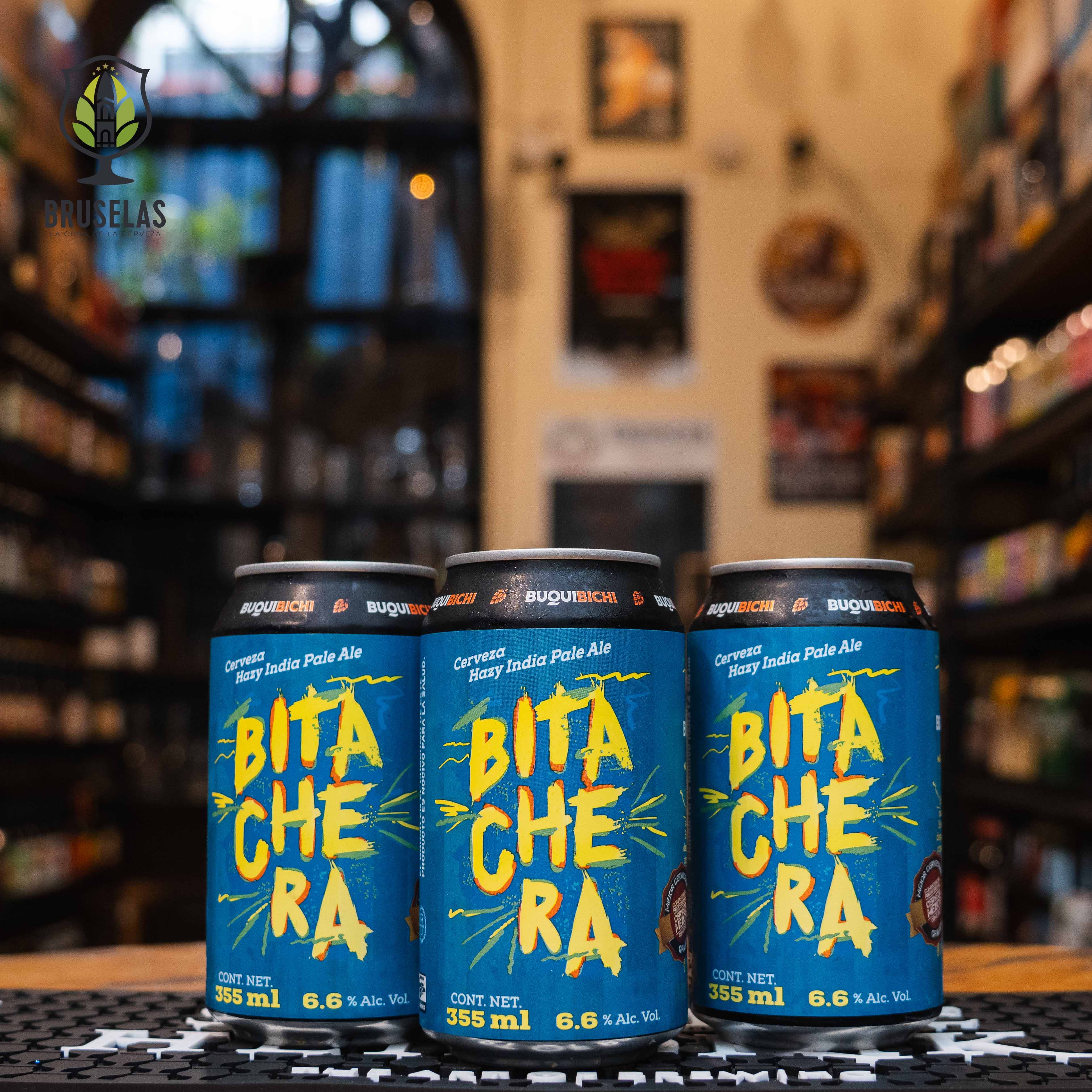 Lata de Bitachera, una Hazy IPA de Buqui Bichi Brewing, elaborada en Hermosillo. La etiqueta azul presenta el nombre en amarillo brillante con detalles explosivos. Con un ABV de 6.6%, ofrece notas herbales y frutales, con un amargor moderado. Ideal para acompañar tacos, hamburguesas y carnes a la parrilla. El diseño refleja su carácter vibrante y refrescante.