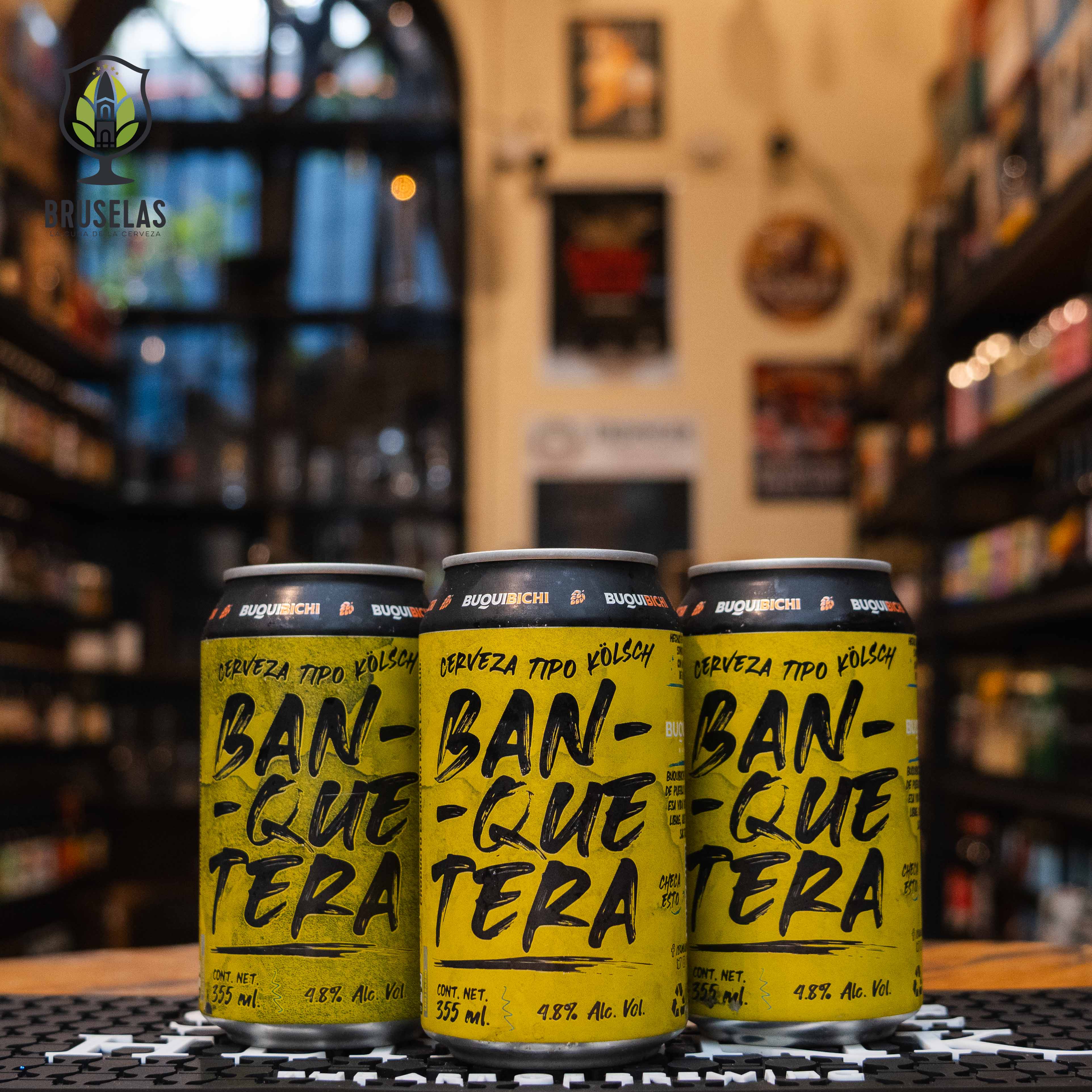 Lata de Banquetera, una cerveza Kölsch de Buqui Bichi Brewing, elaborada en Hermosillo. La etiqueta amarilla presenta el nombre en letras negras y audaces. Con un ABV de 4.8%, ofrece un perfil refrescante con notas frutales ligeras. Ideal para acompañar botanas, mariscos y platos ligeros. El diseño refleja su estilo fácil de beber y su frescura para días calurosos.