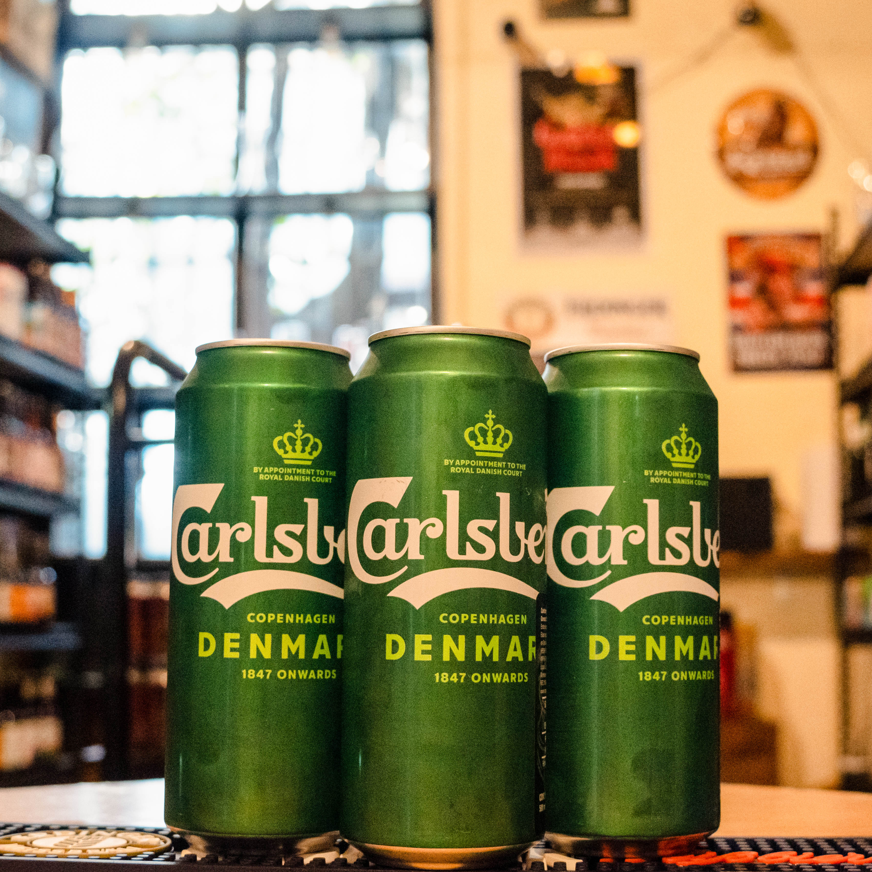 Lata de Carlsberg Pilsner, una cerveza estilo pilsner originaria de Dinamarca, elaborada por Carlsberg Group. La lata verde emblemática garantiza la frescura de esta clásica cerveza. Con un ABV de 5.0%, ofrece aromas frescos de malta con sutiles toques florales y de manzana verde. Su sabor es equilibrado, con ligero amargor y un toque de dulzura, finalizando de forma limpia y refrescante. Ideal para acompañar mariscos, ensaladas frescas y quesos suaves.