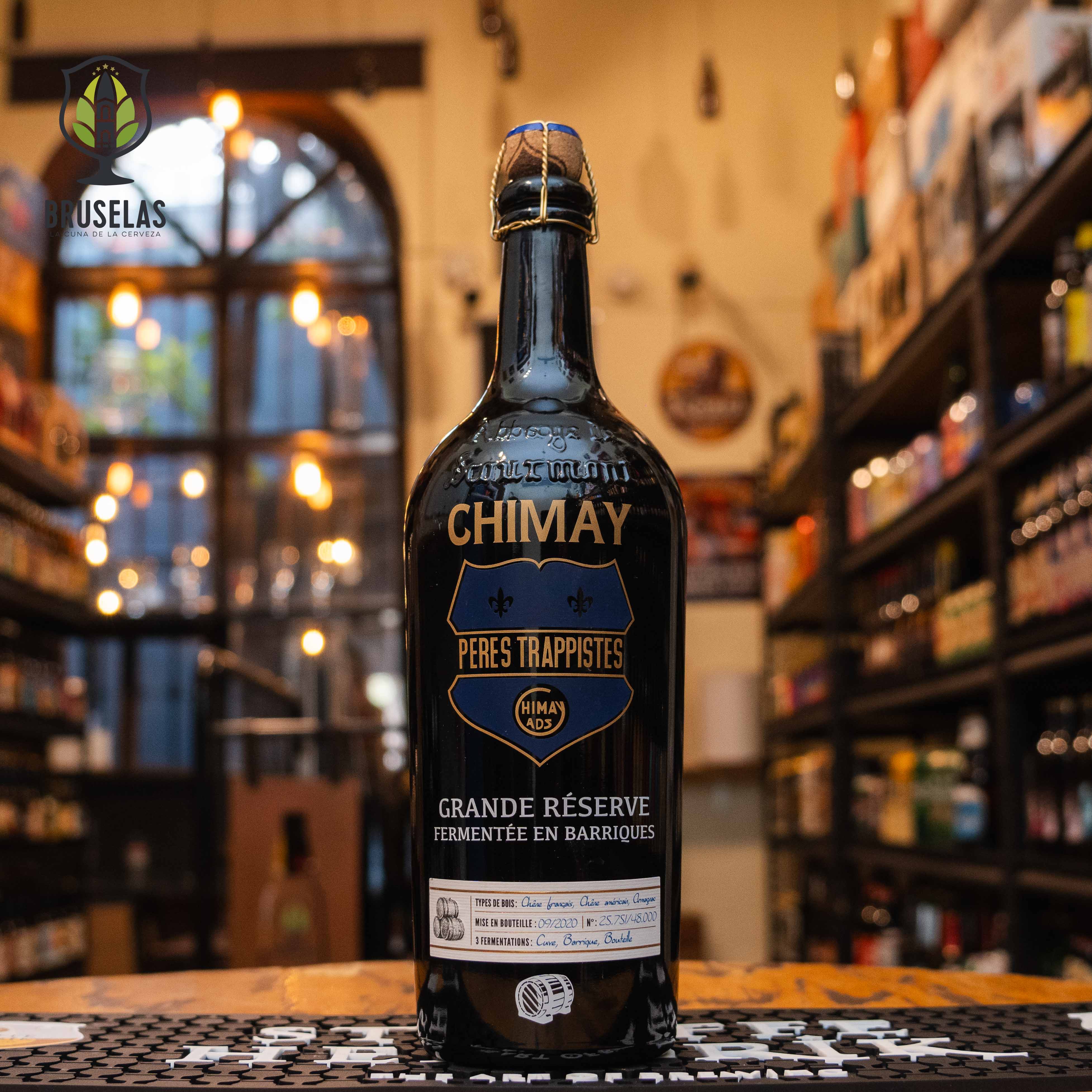 Botella de Chimay Grande Réserve Vieillie en Barriques Armagnac 750 ml, una edición especial de la famosa cerveza trapense Chimay. Este Belgian Strong Dark Ale es añejado en barricas de Armagnac, lo que le otorga un carácter más complejo y refinado. Con un ABV de 10.5%, presenta un color marrón oscuro con aromas de frutas maduras, vainilla, madera y un toque de caramelo. En boca, se aprecian notas de malta, frutos secos, especias y un final cálido gracias a la influencia del Armagnac.