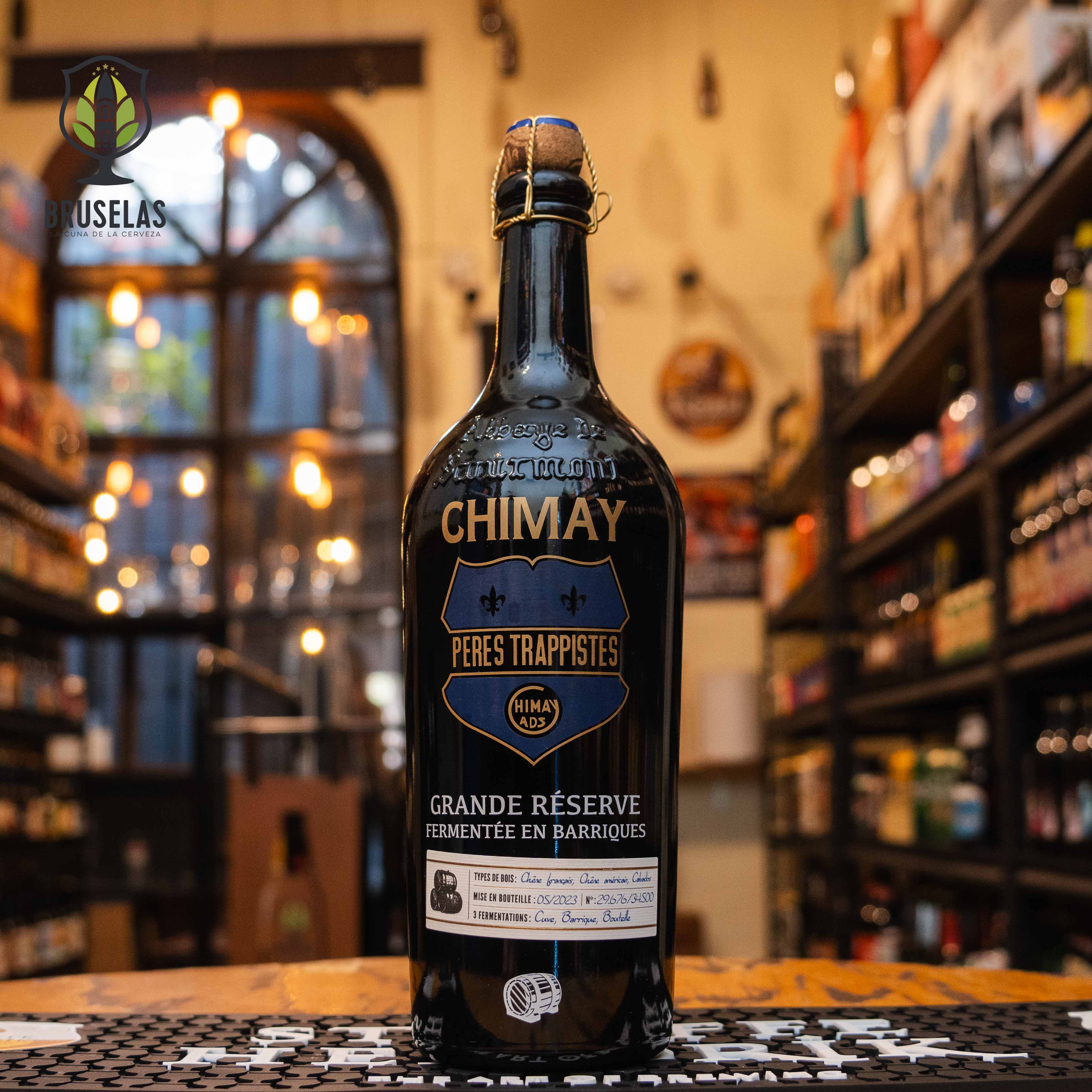 Botella de Chimay Grande Réserve Vieillie en Barriques Calvados de 750 ml, una Belgian Strong Dark Ale con un ABV de 10.5%, añejada en barricas de Calvados. Presenta aromas de frutas maduras, especias y toques de madera. Su sabor incluye malta tostada, caramelo y un toque a manzana, con un final cálido. Ideal para acompañar carnes ahumadas, quesos fuertes y postres de chocolate.