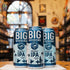 Botella de Big Weekend de Coronado Brewing Co., una Double IPA con un ABV de 8.8% y 72 IBU. Esta cerveza audaz ofrece intensas notas de frutas tropicales, cítricos y matices florales, con un perfil lupulado y jugoso respaldado por una base malteada y un final crujiente y amargo. Ideal para maridar con carnes a la parrilla, comidas picantes o quesos fuertes.