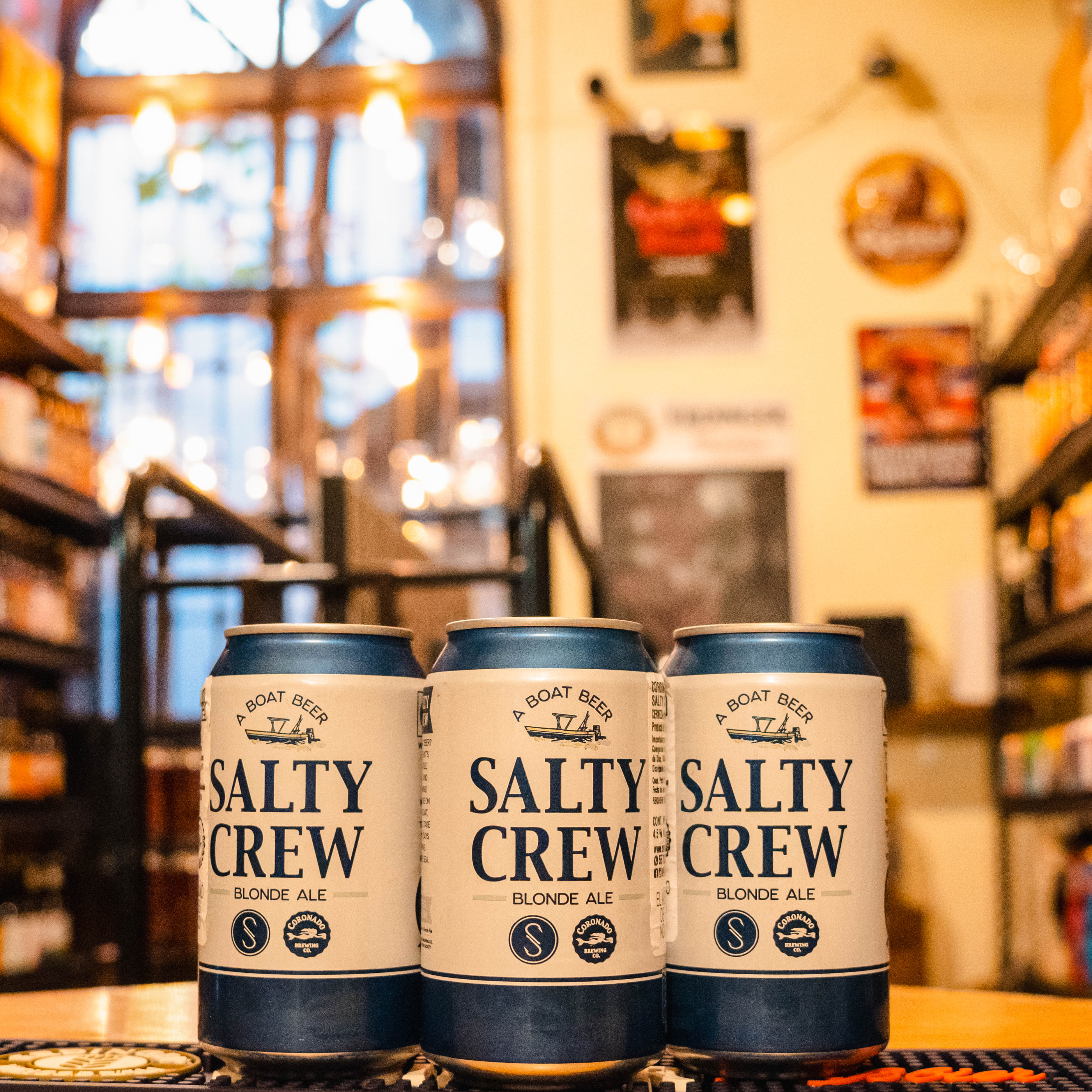 Botella de Coronado Salty Crew, una Blonde Ale de Coronado Brewing Company con un ABV de 4.5%. Suave y refrescante, presenta un aroma sutilmente maltoso con un toque de cítricos. Su sabor ligero y maltoso se complementa con una textura crujiente, perfecta para maridar con tacos de pescado, ceviche o ensaladas ligeras. Ideal para disfrutar en climas cálidos o al aire libre, especialmente con una rodaja de lima para un toque cítrico.