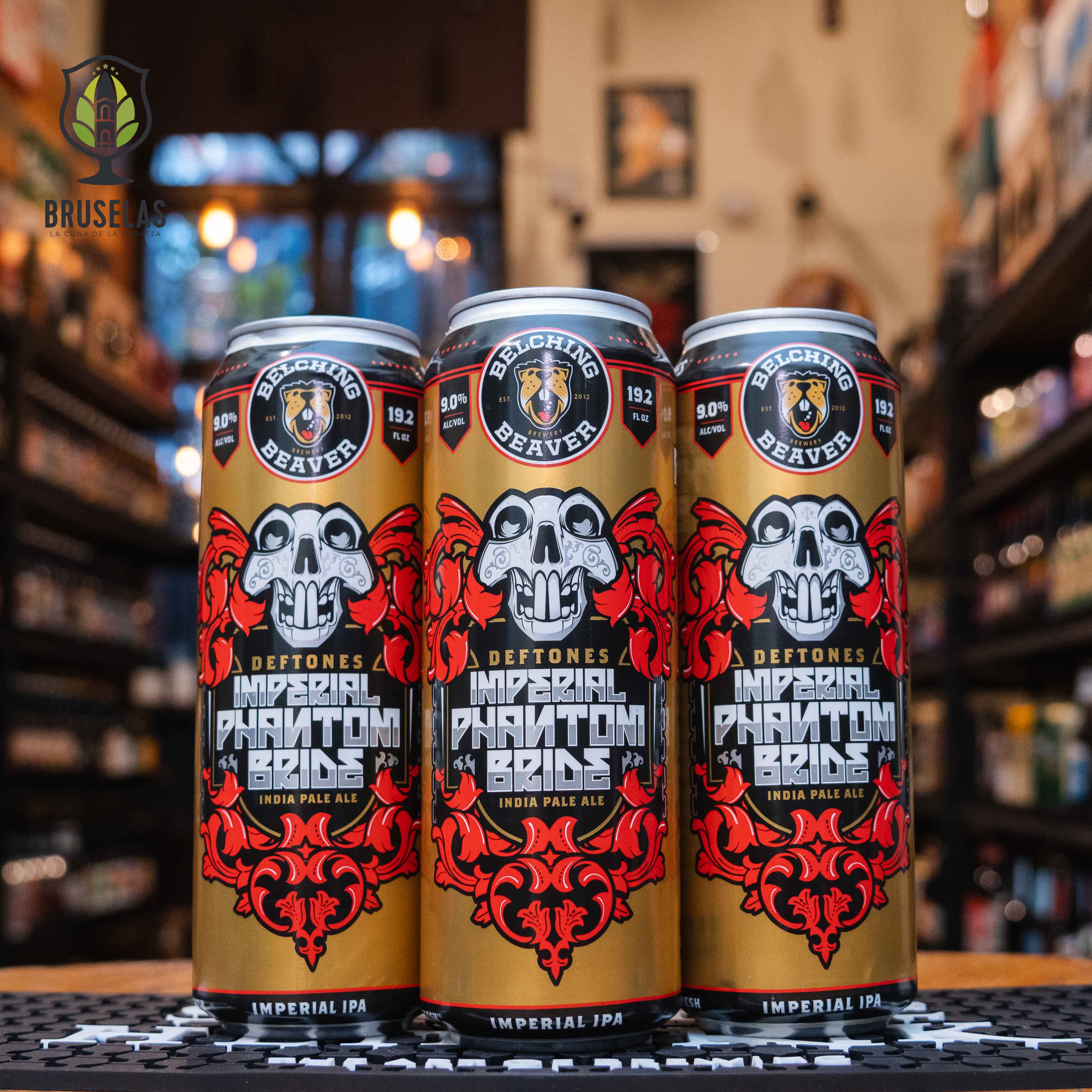 Lata de Belching Beaver Deftones Imperial Phantom Bride, una cerveza estilo Imperial IPA elaborada por Belching Beaver Brewery en colaboración con la banda Deftones. La lata presenta un diseño dorado con una calavera estilizada y detalles en rojo y negro, destacando el nombre de la banda y la cerveza en letras llamativas. Presenta un ABV de 9.0%, con aromas cítricos y resinosos, y sabores frutales y moderadamente amargos. Ideal para acompañar pizzas y mariscos.