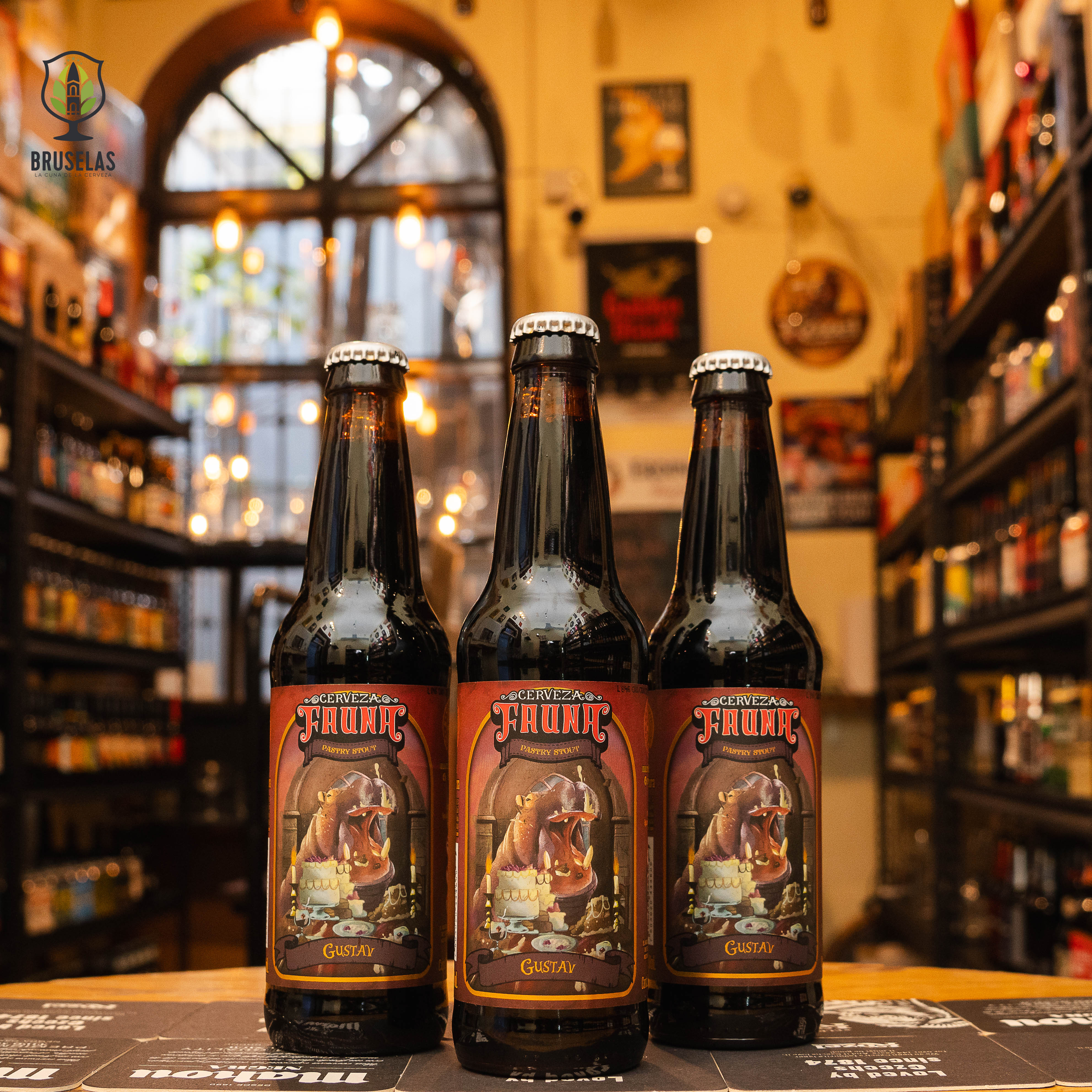 Botella de Fauna Gustav, una Imperial Stout elaborada por Cervecería Fauna en Mexicali, Baja California. Con un ABV de 10%, esta cerveza es robusta y compleja, con intensas notas de chocolate amargo, cerezas y frutos del bosque. Su cuerpo es denso y cremoso, con un final equilibrado entre dulzura frutal y amargor. Ideal para maridar con postres de chocolate o disfrutar sola como digestivo. Presentación en botella de 355 ml.