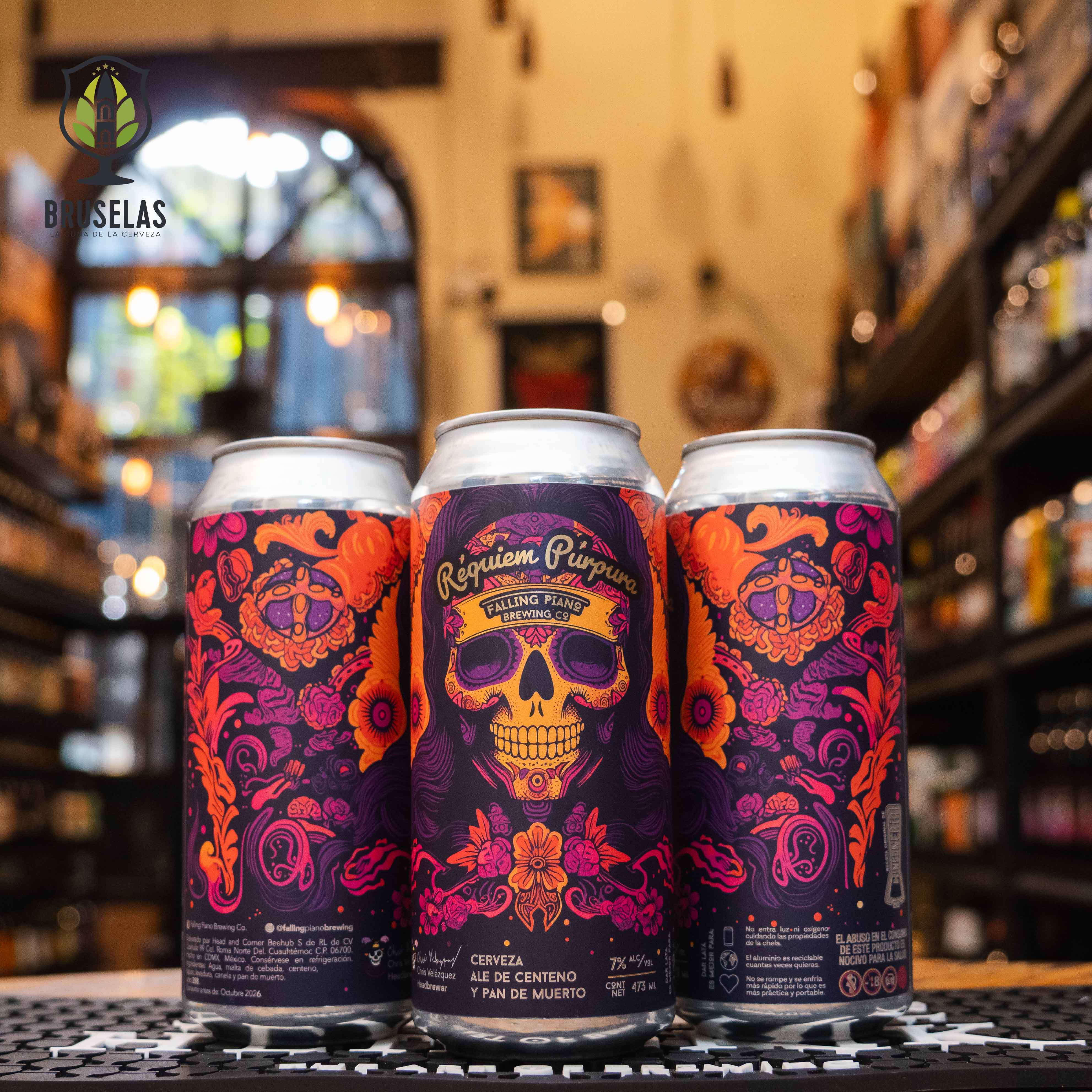 Lata de Falling Piano Réquiem Púrpura, una Ale de Centeno con 7.4% ABV, inspirada en el Día de Muertos y elaborada por Falling Piano Brewing Co. La etiqueta púrpura y naranja presenta un diseño de calavera con detalles florales vibrantes. Ofrece sabores de centeno, malta tostada y dulzor de pan de muerto. Ideal para acompañar platillos mexicanos y quesos maduros. Una cerveza con un perfil especiado y profundo.