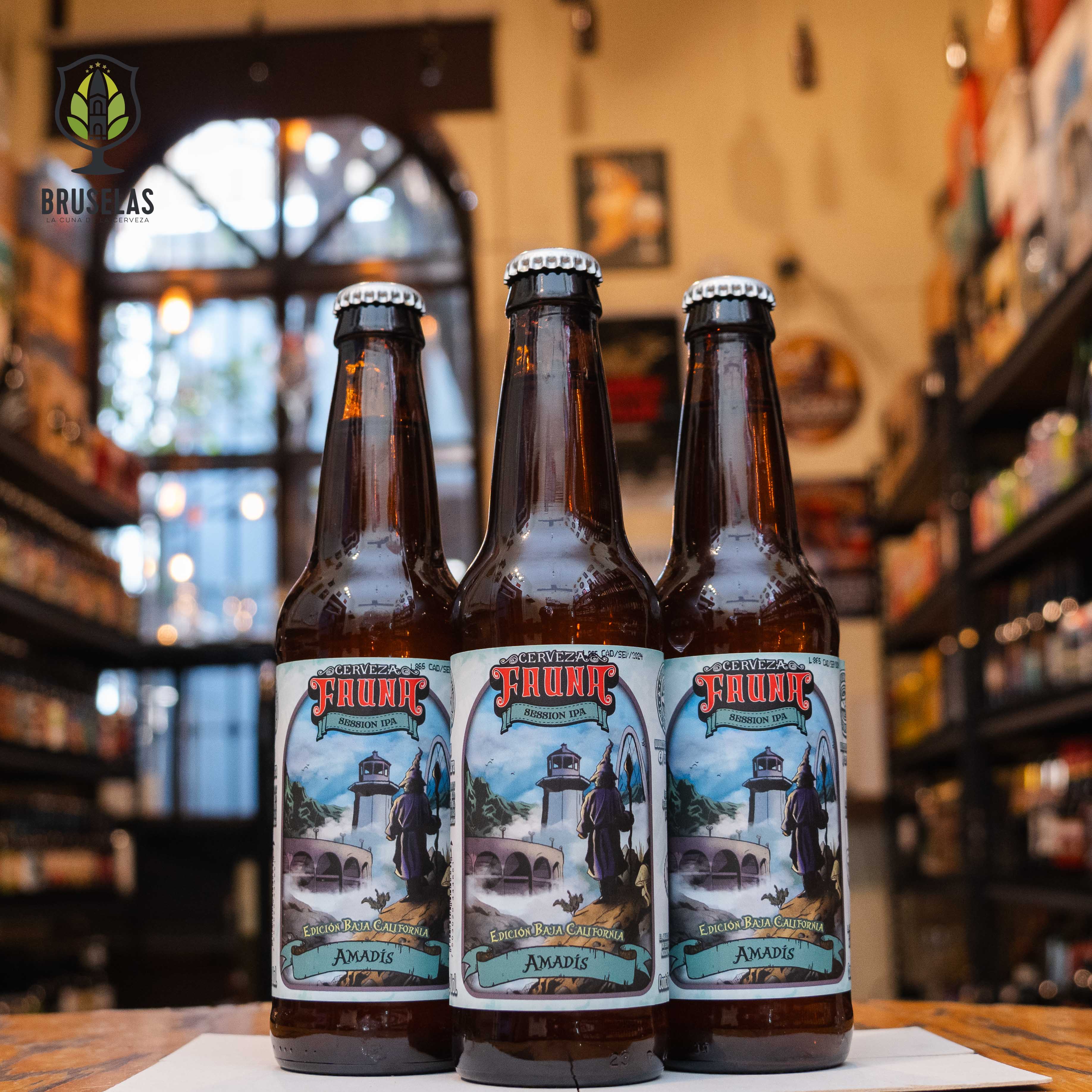 Botella de Fauna Amadís Session IPA, una cerveza artesanal de Cervecería Fauna. Con un ABV aproximado entre 4-5%, esta Session IPA es ligera y refrescante, con aromas cítricos y de frutas tropicales. Su sabor es lupulado, con un amargor equilibrado, ideal para quienes buscan disfrutar de una IPA más suave pero con carácter. Perfecta para maridar con mariscos, tacos de pescado o ceviches.