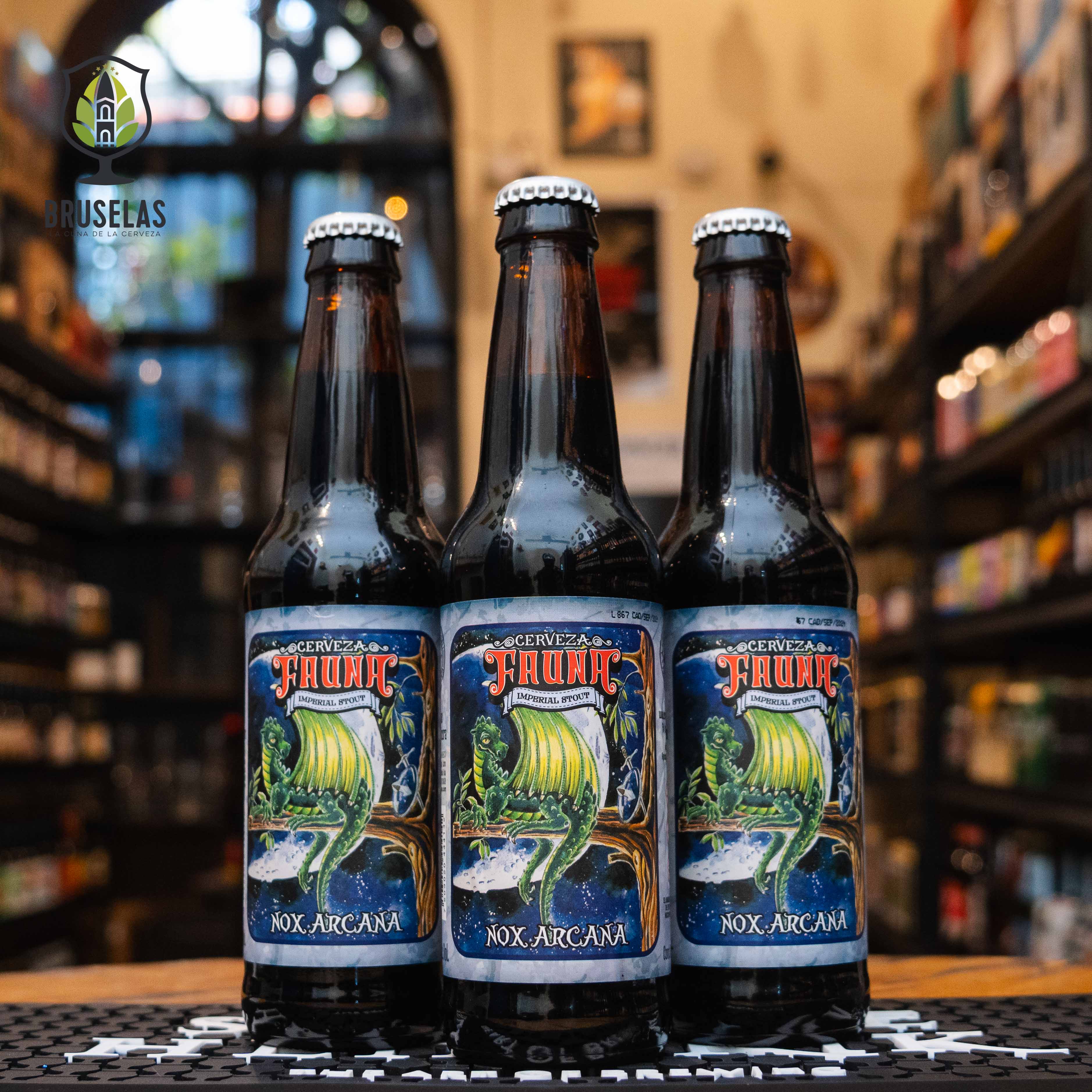 Botella de Fauna Nox Arcana, una Imperial Stout de Cervecería Fauna, elaborada en Baja California. La etiqueta muestra un dragón en un entorno nocturno. Con un ABV de 9%, ofrece aromas de maltas tostadas, frutos secos y café, con sabores de chocolate amargo y malta acaramelada. Ideal para maridar con cortes de carne y habanos. El diseño refleja su carácter robusto y oscuro.