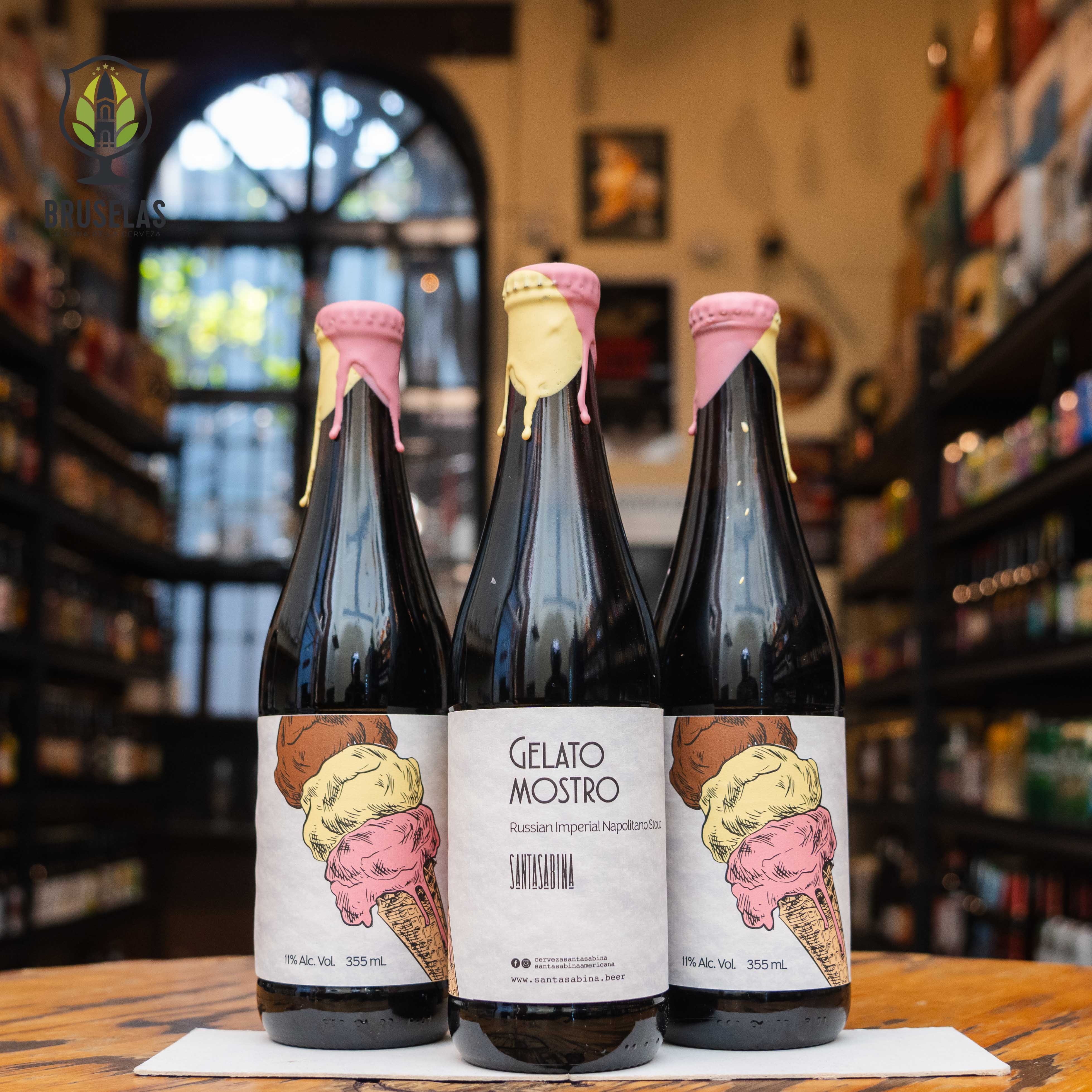 Botella de "Gelato Mostro", una Russian Imperial Stout de Cervecería Santa Sabina con un ABV de 11% y 80 IBU. Inspirada en el helado napolitano, presenta notas de chocolate, vainilla y fresa, complementadas con maltas tostadas y caramelo. Su textura cremosa y final amargo la hacen una cerveza robusta y compleja. Maridaje recomendado: postres de chocolate, brownies o pasteles con frutas.