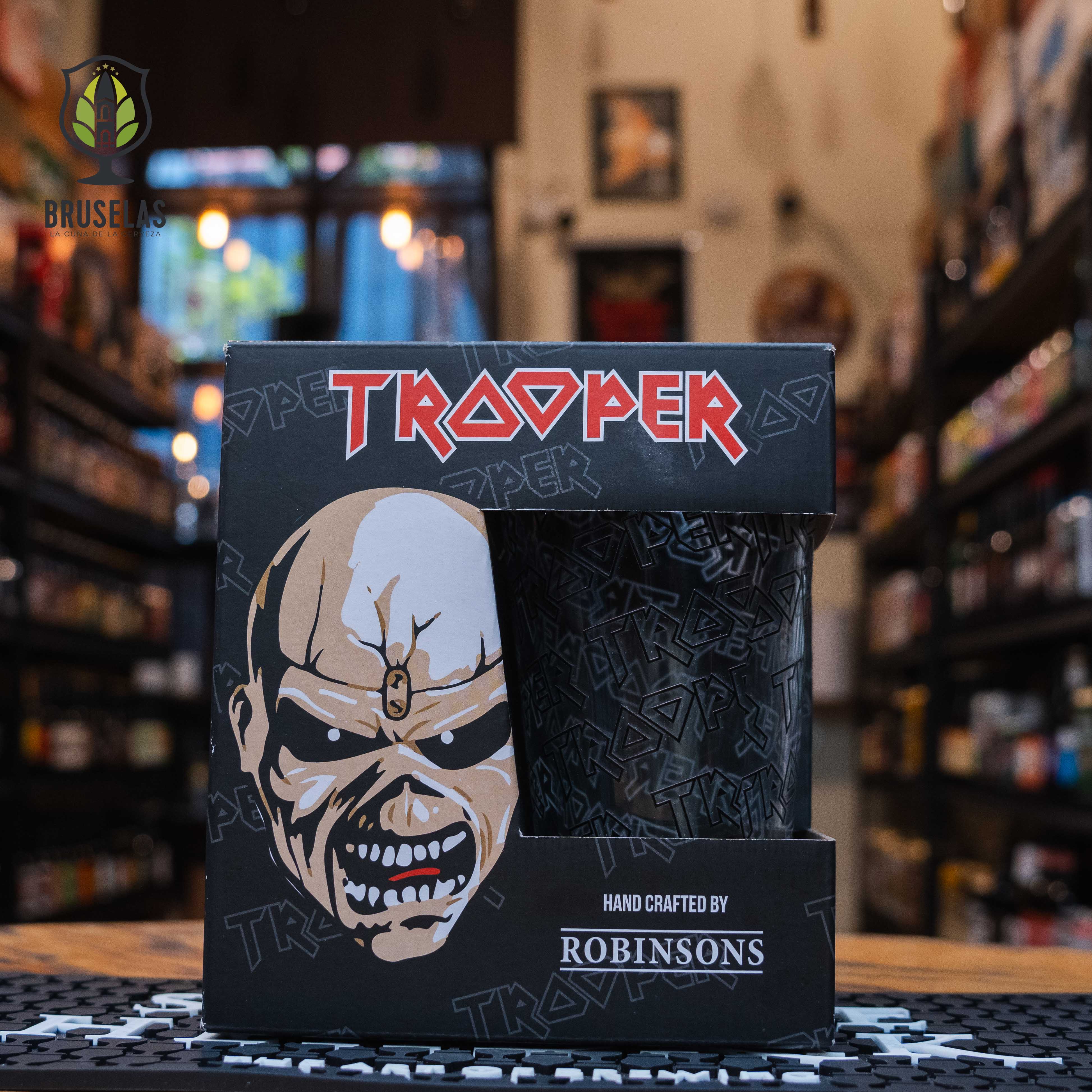 El Trooper Gift Pack incluye tres botellas de cerveza Trooper y un vaso conmemorativo decorado con el icónico personaje Eddie, de Iron Maiden. Producido por Robinsons Brewery en el Reino Unido, cada cerveza es una Premium British Ale con un 4.7% ABV, destacándose por sus notas de malta tostada, cítricos y un amargor moderado. Ideal para acompañar carnes asadas, hamburguesas y quesos fuertes. Un set perfecto para fanáticos de Iron Maiden y coleccionistas.