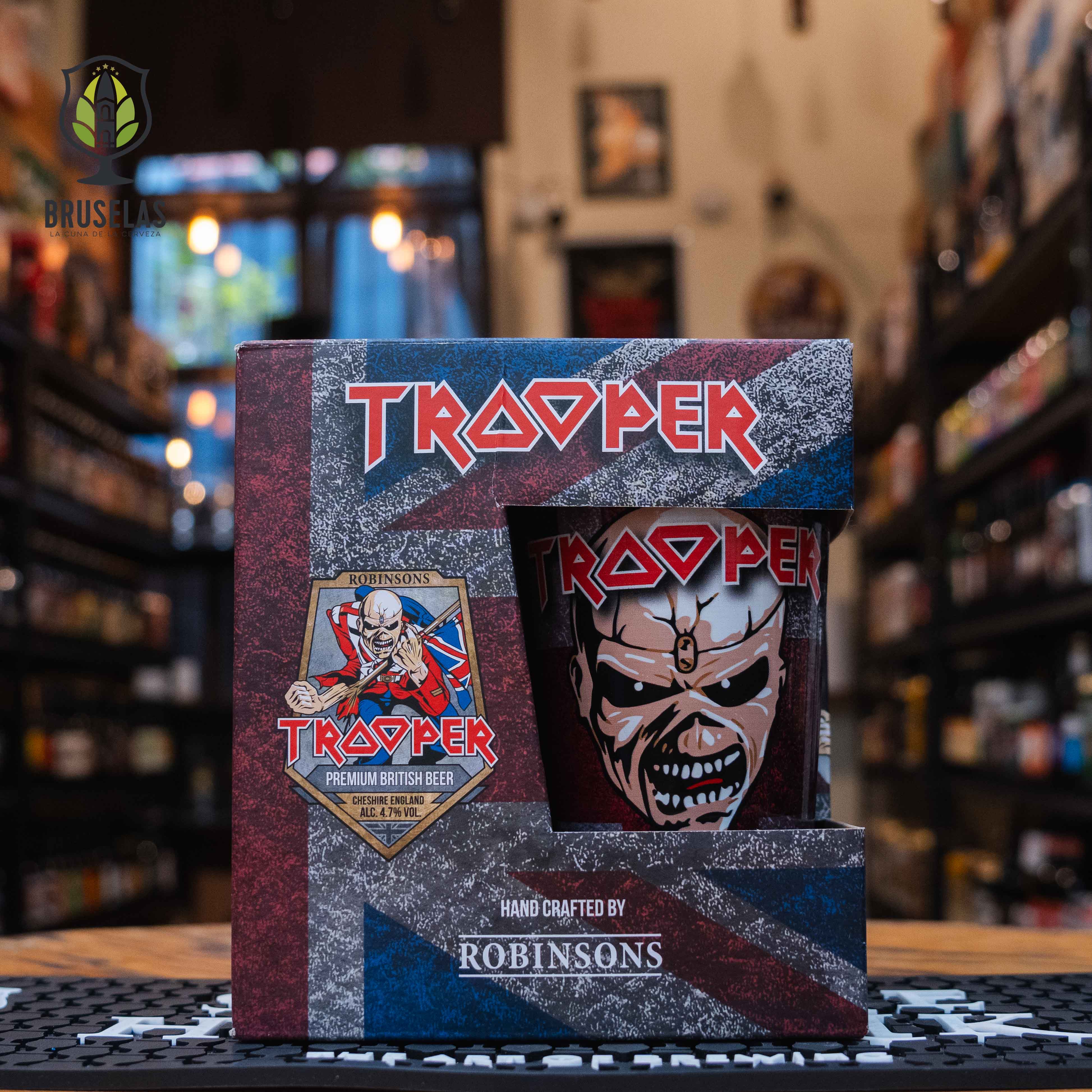 Trooper Gift Pack Clásico con tres cervezas Trooper y un vaso conmemorativo de Eddie, la mascota de Iron Maiden. Elaborada por Robinsons Brewery (Reino Unido), esta Premium British Ale de 4.7% ABV ofrece notas de malta tostada, caramelo y cítricos con amargor moderado. Ideal con carnes a la parrilla, hamburguesas y quesos fuertes. Un regalo ideal para coleccionistas.