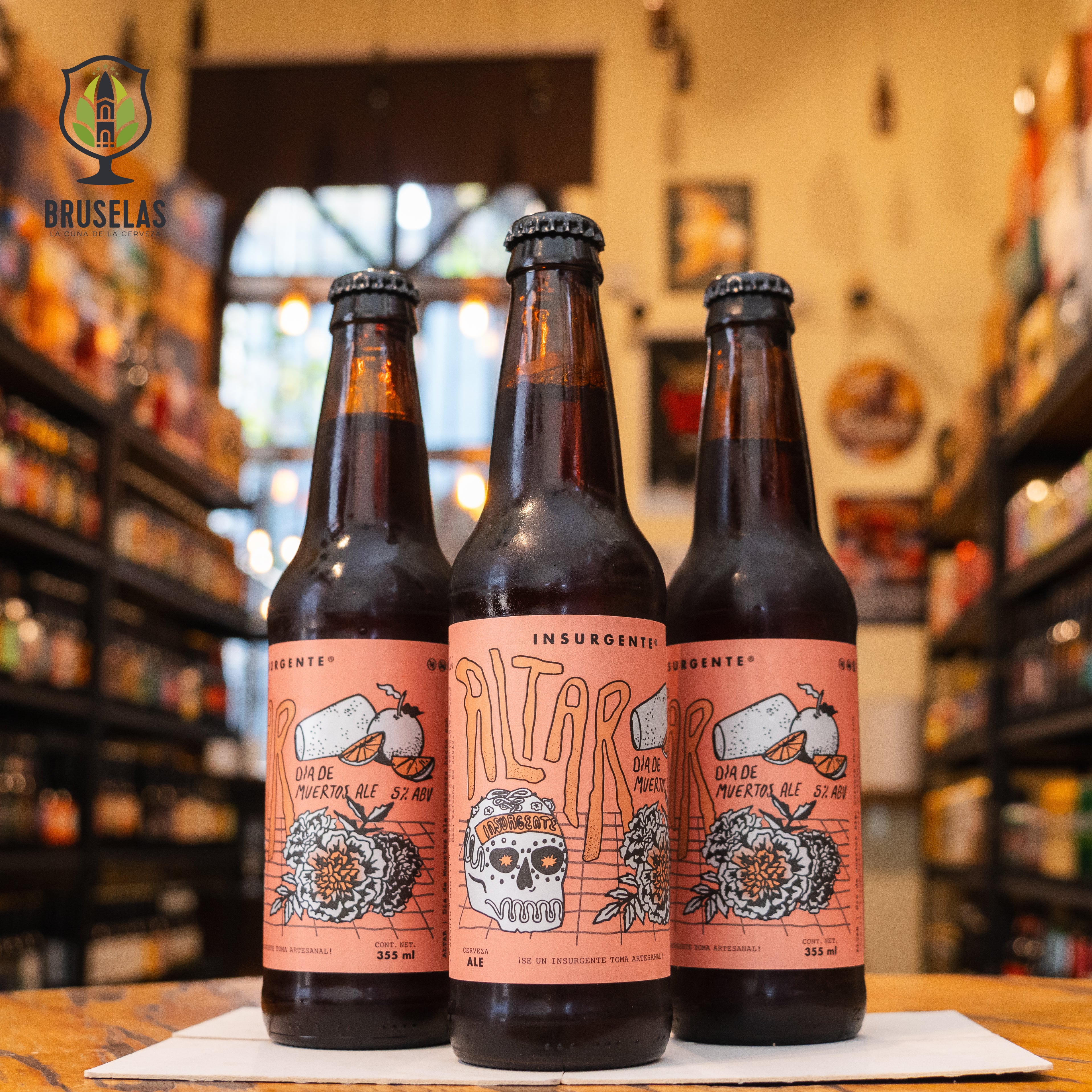 La Insurgente Altar es una Brown Ale artesanal elaborada por Cervecería Insurgente en Tijuana, con un ABV de 5%. Esta cerveza destaca por su complejidad, incorporando ingredientes tradicionales mexicanos como pan de muerto, cáscara de naranja, canela, piloncillo y azahar, lo que le da un carácter especiado y floral. Es una opción perfecta para acompañar platillos especiados o postres tradicionales como el pan de muerto.