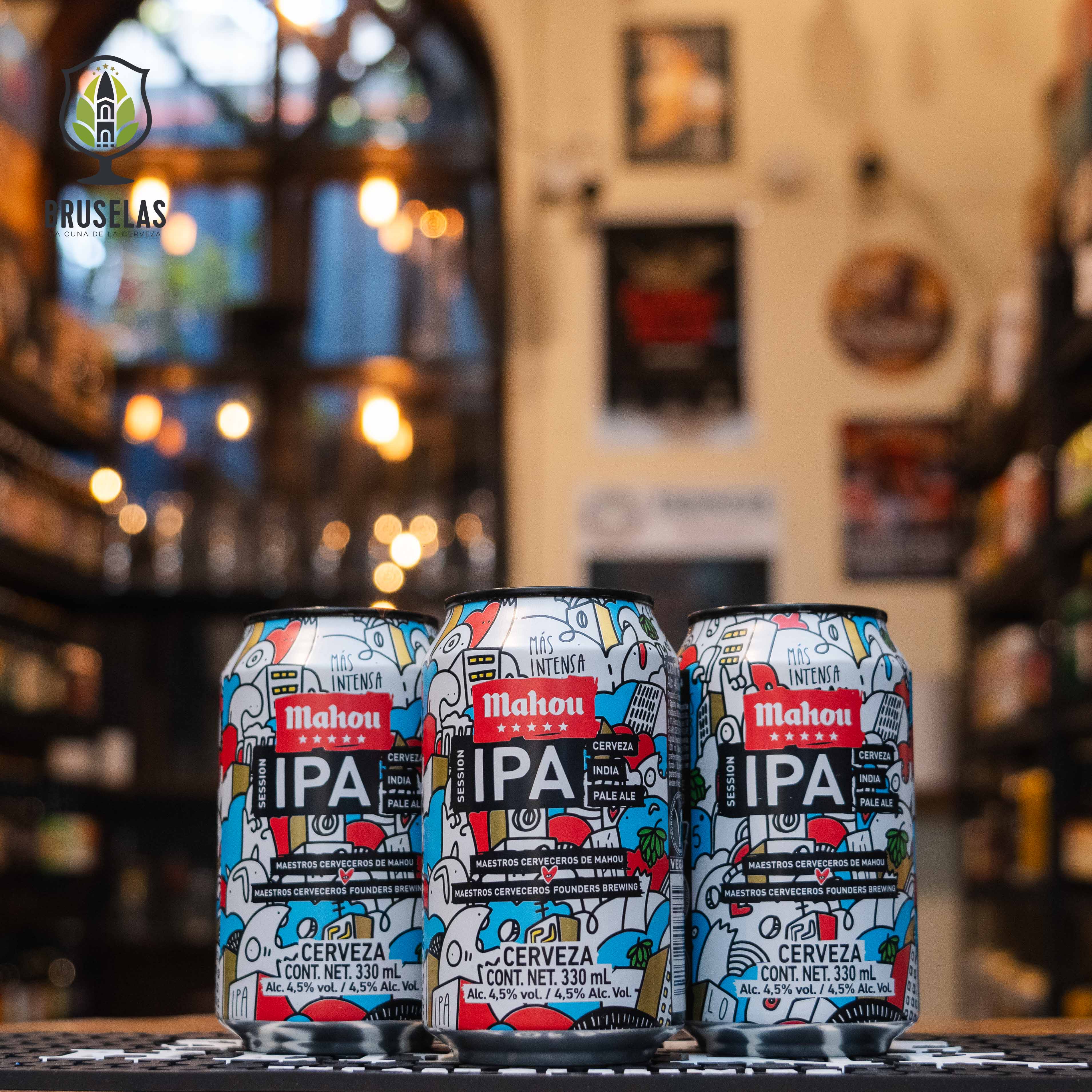 Lata de Mahou IPA, una Session IPA con un ABV de 4.5%. La etiqueta colorida y moderna presenta ilustraciones urbanas con detalles en rojo, azul y blanco. Con aromas cítricos de toronja y pino, esta cerveza ofrece un sabor equilibrado con especias terrosas y acidez cítrica. Ideal para maridar con ensaladas frescas, pescados a la parrilla o tacos de pollo. El diseño refleja su carácter refrescante y artesanal.