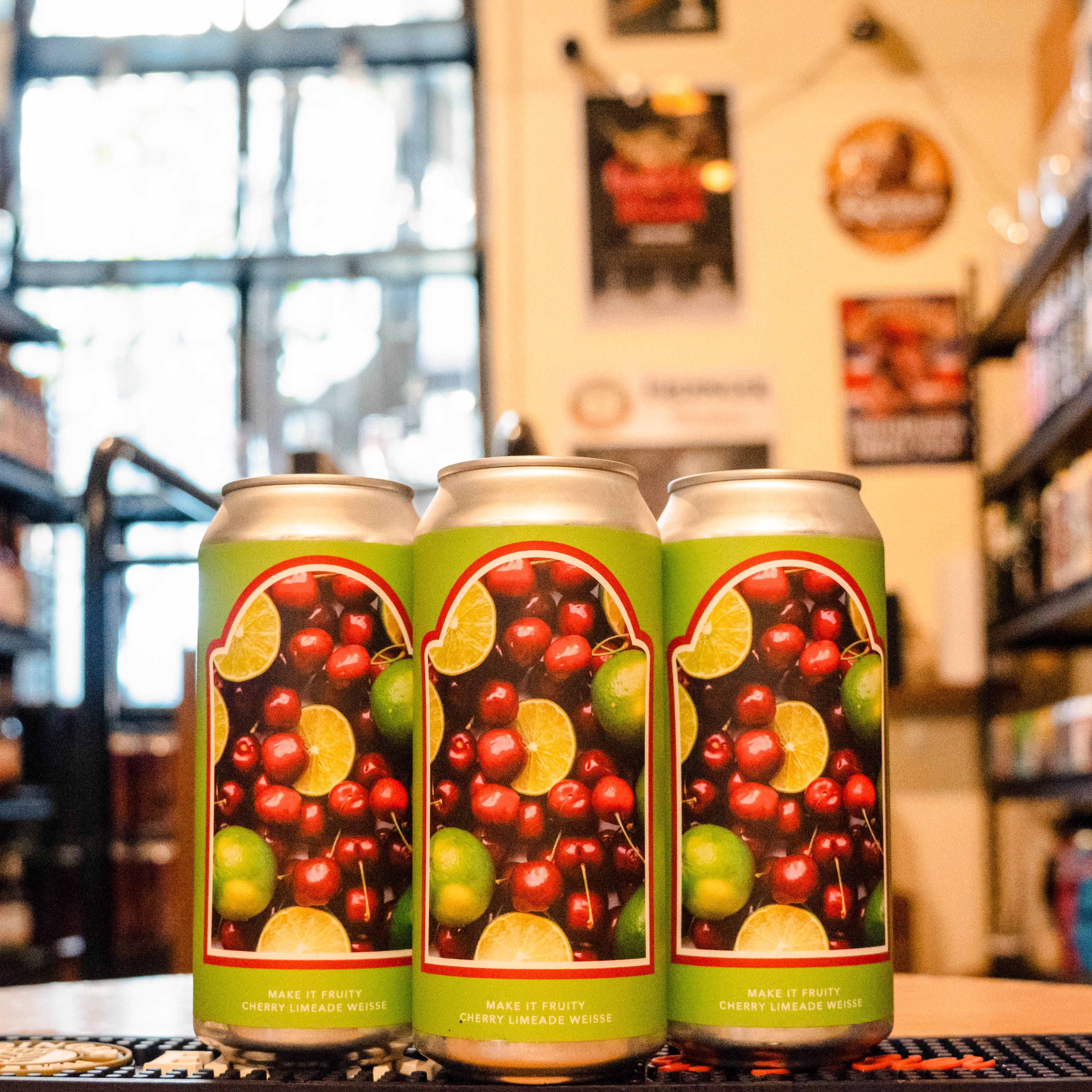 Make It Fruity Cherry Limeade Weisse de Evil Twin Brewing NYC, una Sour Ale refrescante con un ABV de 4.5%. Esta edición veraniega combina sabores de cereza ácida y lima, creando un equilibrio perfecto entre dulzura y acidez. Los aromas cítricos predominan, mientras que el sabor frutal es ligero y chispeante. Ideal para maridar con ensaladas, ceviches o postres cítricos.