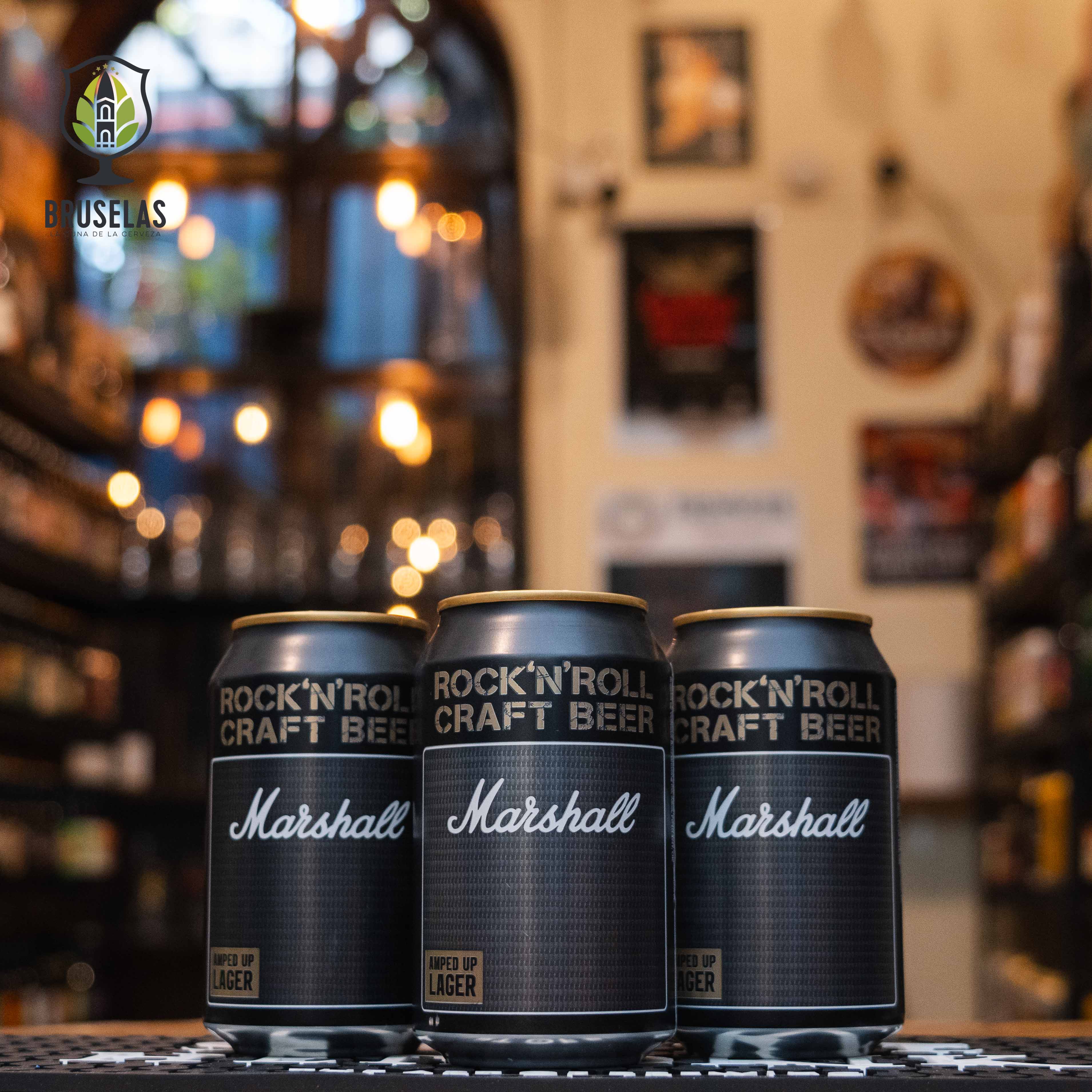 Lata de Marshall Amped Up Lager de Williams Bros. Brewing Co., una cerveza estilo Lager con un ABV de 4.6%. La etiqueta negra imita el diseño clásico de los amplificadores Marshall, con el logo en blanco. Esta lager ofrece notas cítricas y frescas, con un sabor equilibrado entre malta y lúpulo. Ideal para maridar con mariscos o ensaladas. El diseño refleja el espíritu del rock y la frescura de la cerveza.