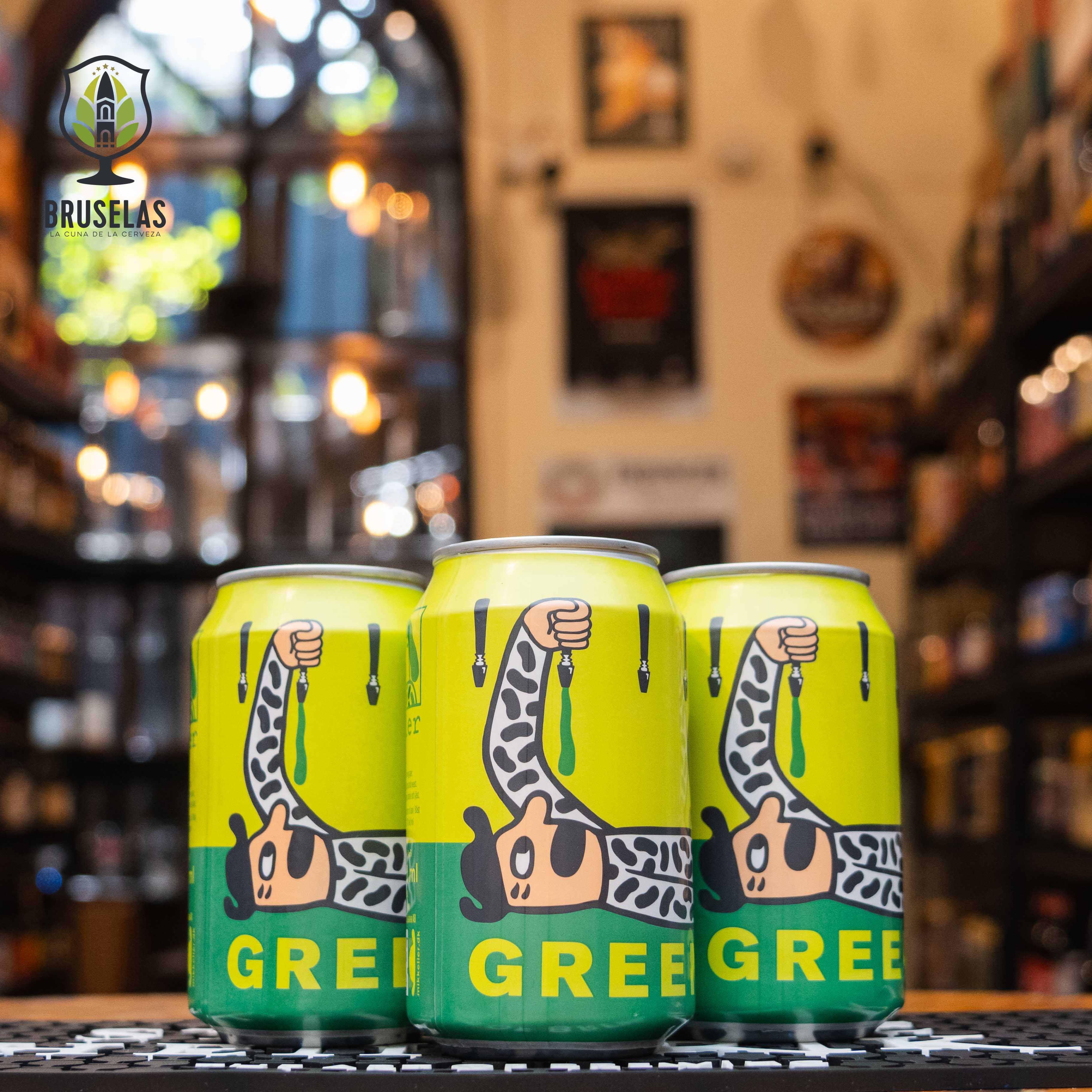 Lata de Mikkeller Green Gold, una American IPA elaborada por la cervecería Mikkeller. La etiqueta presenta un diseño llamativo con un fondo amarillo y verde, acompañado de un dibujo estilizado de un brazo que sostiene una botella. Esta IPA tiene un ABV de 7.0% y ofrece un perfil aromático con notas de pino, cítricos y resinas. El sabor es equilibrado, con un amargor marcado y un toque de dulzura maltosa. Ideal para maridar con carnes a la parrilla y platos especiados.