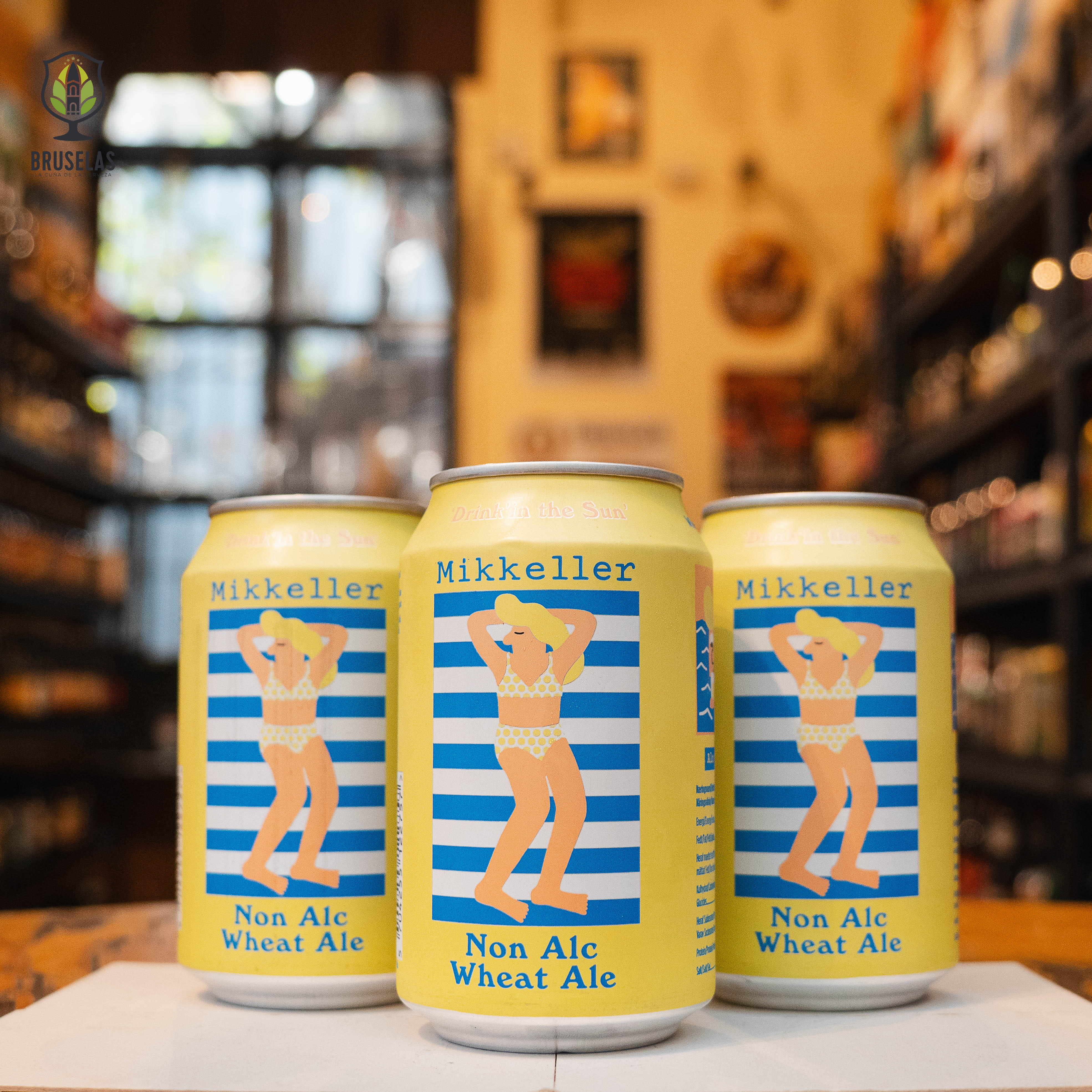 Mikkeller Drink'in the Sun, una Low-Alcohol American Pale Ale con un ABV de 0.3%. Presenta un color dorado claro y espuma blanca persistente. Ofrece aromas cítricos y frutales, con un toque herbal. Su sabor es refrescante, con un amargor suave y un final limpio. Ideal para maridar con ensaladas frescas, platillos ligeros de pescado o disfrutarla sola en un día caluroso.