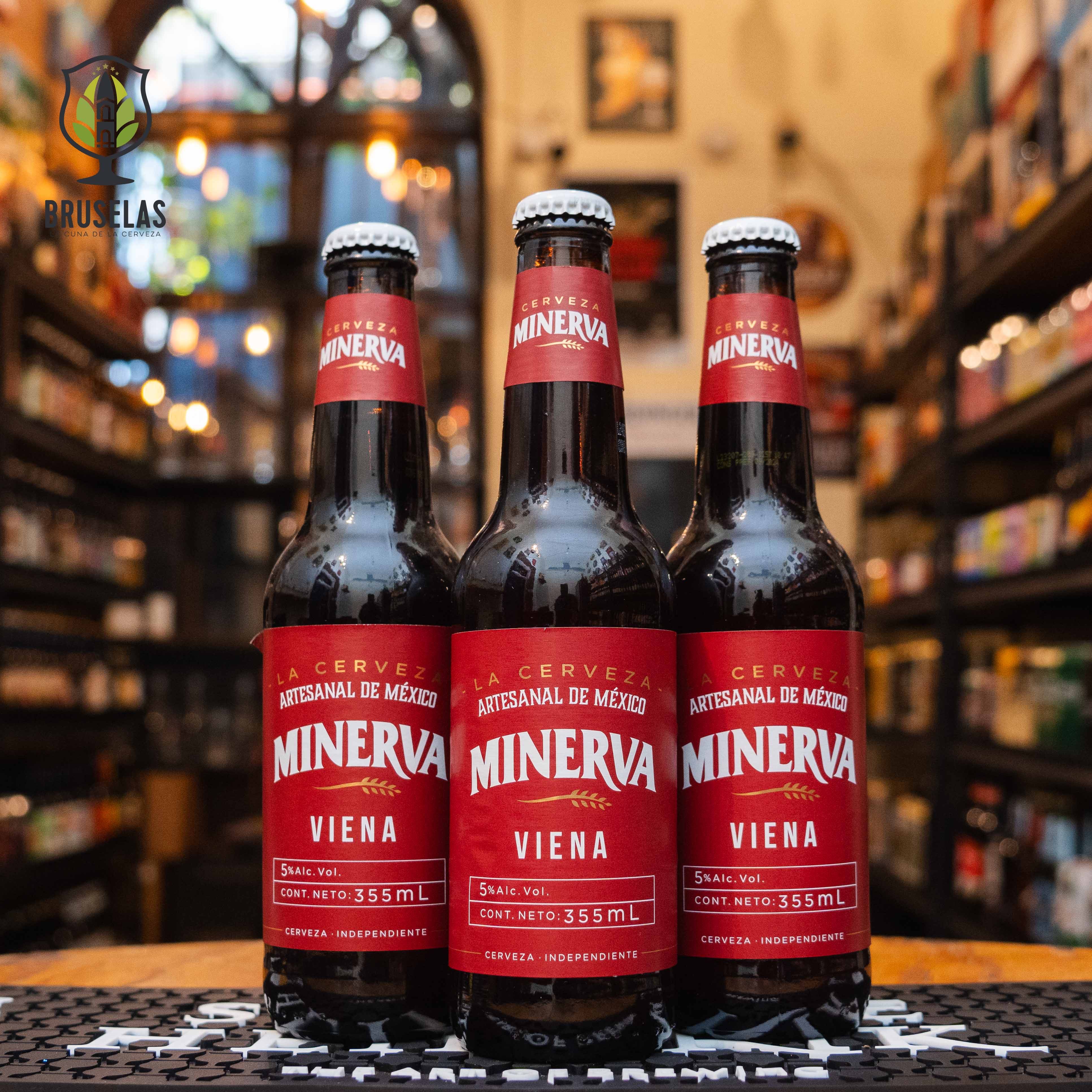 Botella de Minerva Viena, una cerveza estilo Vienna Lager de Cervecería Minerva, elaborada en Guadalajara, Jalisco. Presenta un ABV de 5% y un color ámbar rojizo. Su perfil aromático destaca por notas sutiles de nuez y caramelo, mientras que en boca ofrece un dulzor suave y cuerpo maltoso. Ideal para acompañar comida mexicana, quesos enchilados y postres como flan de mango.