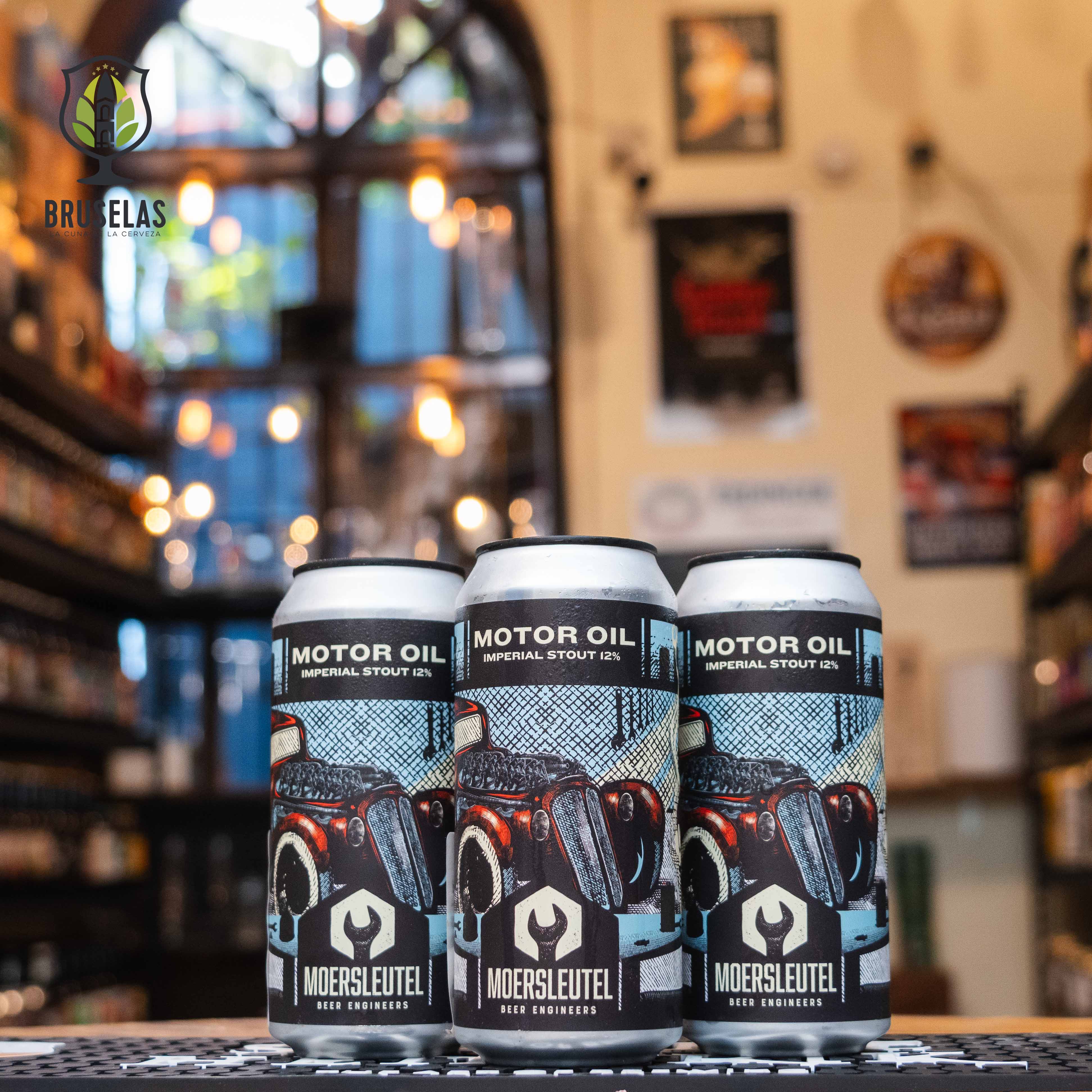 Moersleutel Motor Oil, una Russian Imperial Stout de Moersleutel Craft Brewery con un ABV de 12%. Presenta un color negro profundo y aromas de malta tostada, chocolate, café y vainilla. Su sabor es intenso, con notas de frutas oscuras y chocolate, acompañado de un cálido toque de alcohol. Ideal para maridar con quesos fuertes o cortes de carne de primera calidad. Refleja robustez y complejidad.