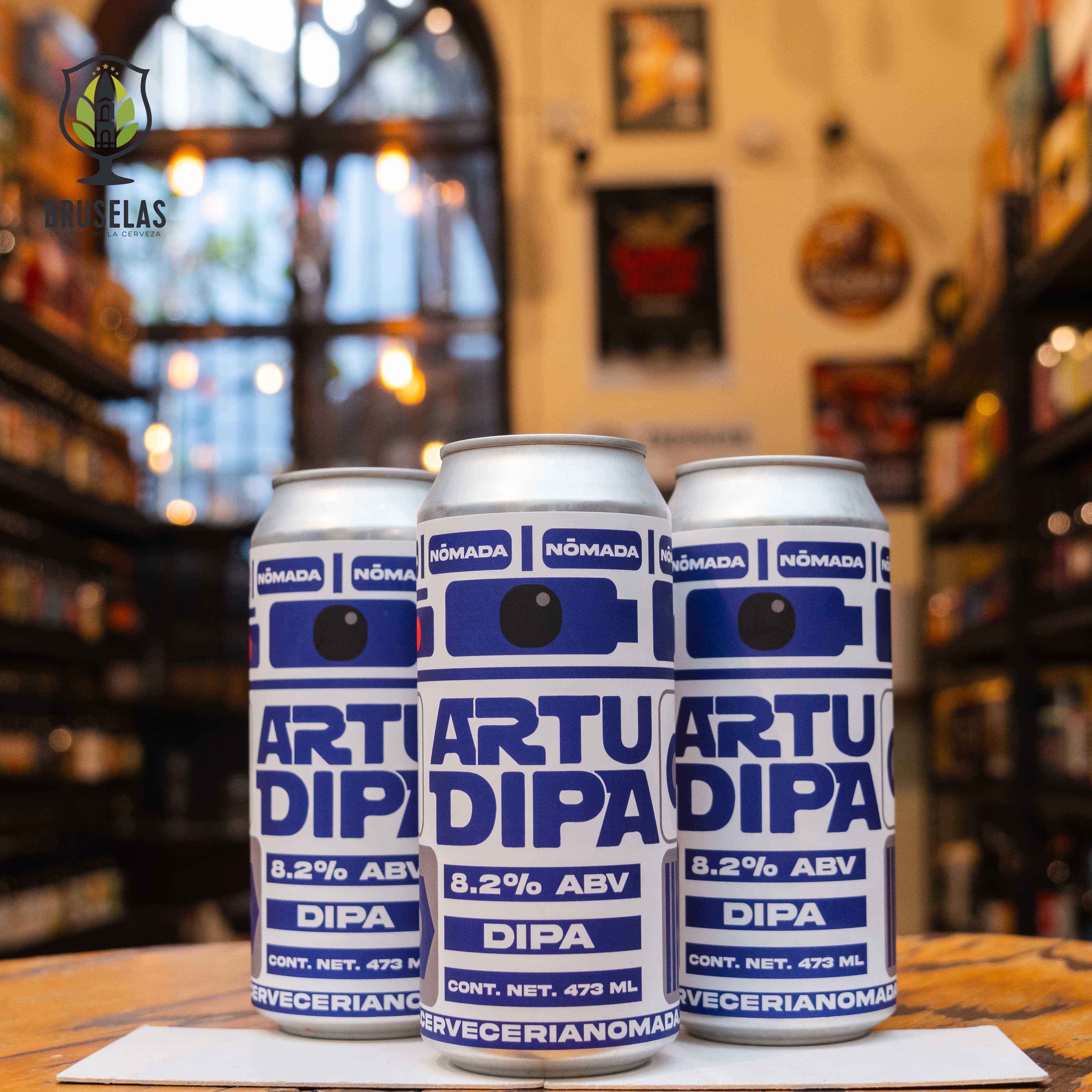 Nómada Artú DIPA, una Double IPA artesanal de Nómada Brewing con un ABV de 8.2%. Ofrece potentes aromas de cítricos como toronja y naranja, con toques resinosos y florales. Su sabor destaca por un amargor intenso del lúpulo, balanceado con notas frutales y un ligero dulzor malteado. Ideal para maridar con carnes a la parrilla, quesos fuertes y platos especiados. Refleja robustez y frescura.