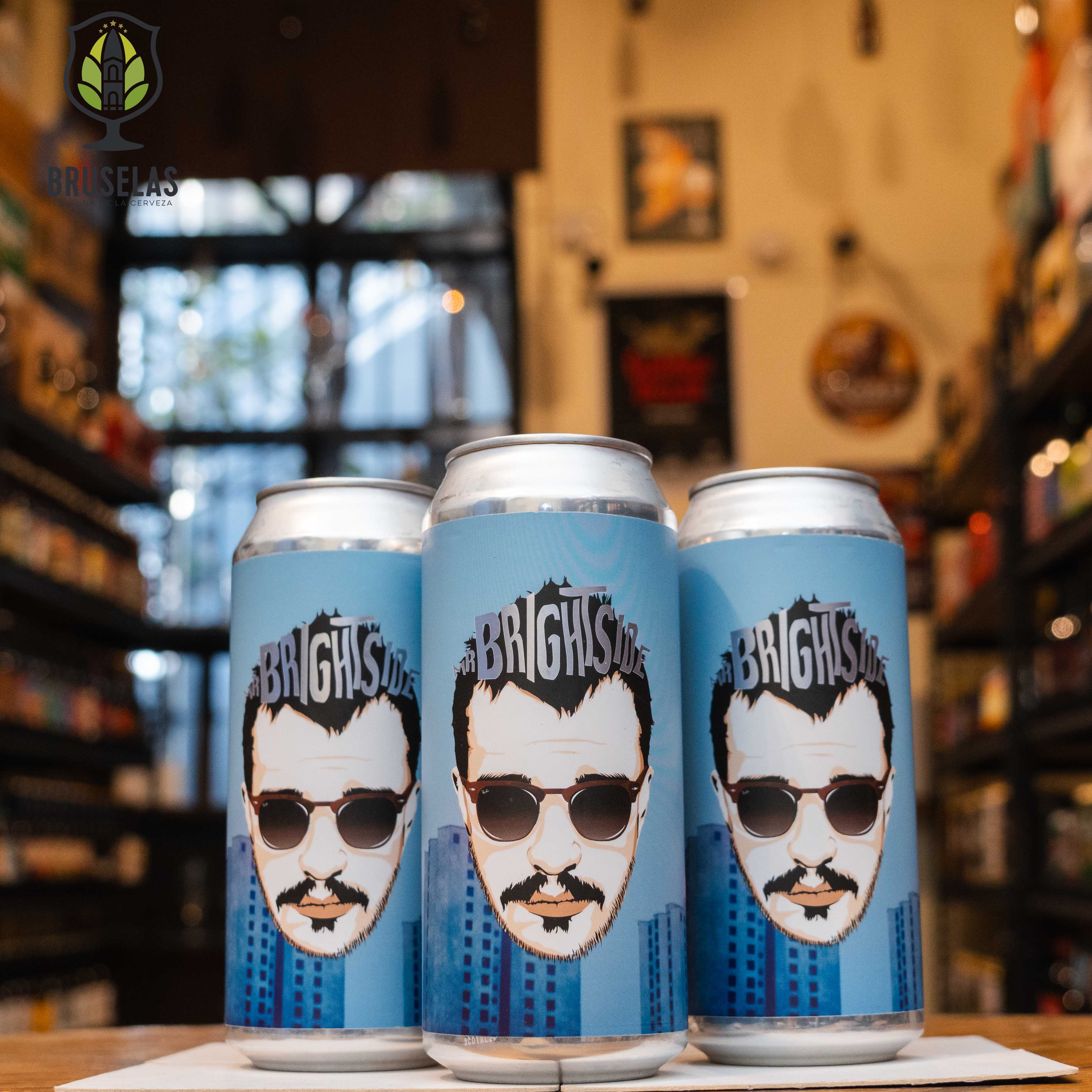 Lata de Mr. Brightside, una Double New England IPA de Cervecería Rey Árbol con un ABV de 8.5%. La etiqueta está inspirada en la famosa canción "Mr. Brightside". Esta NEIPA ofrece aromas intensos de frutas tropicales y cítricos, con un sabor jugoso y un amargor moderado gracias al uso de lúpulos Citra, Mosaic y Galaxy. Ideal para acompañar carnes a la parrilla y comida especiada.