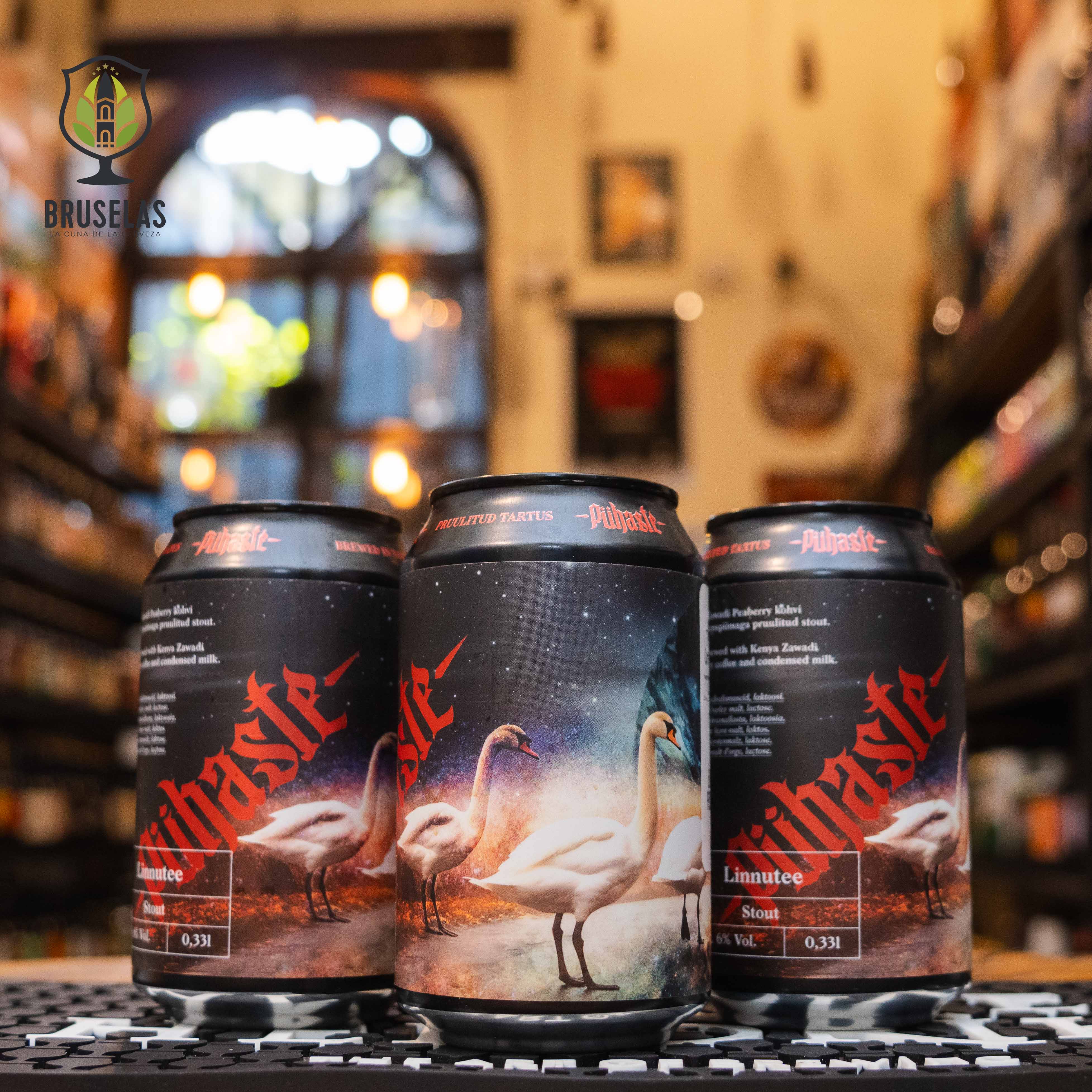 Lata de Pühaste Linnutee, una stout de 6% ABV elaborada por Pühaste Brewery en Estonia. La etiqueta presenta un diseño cósmico con cisnes bajo un cielo estrellado, evocando una atmósfera mística. Esta stout ofrece notas de chocolate amargo, café y un toque de vainilla, con un dulzor sutil de leche condensada. Ideal para acompañar postres de chocolate y quesos intensos.