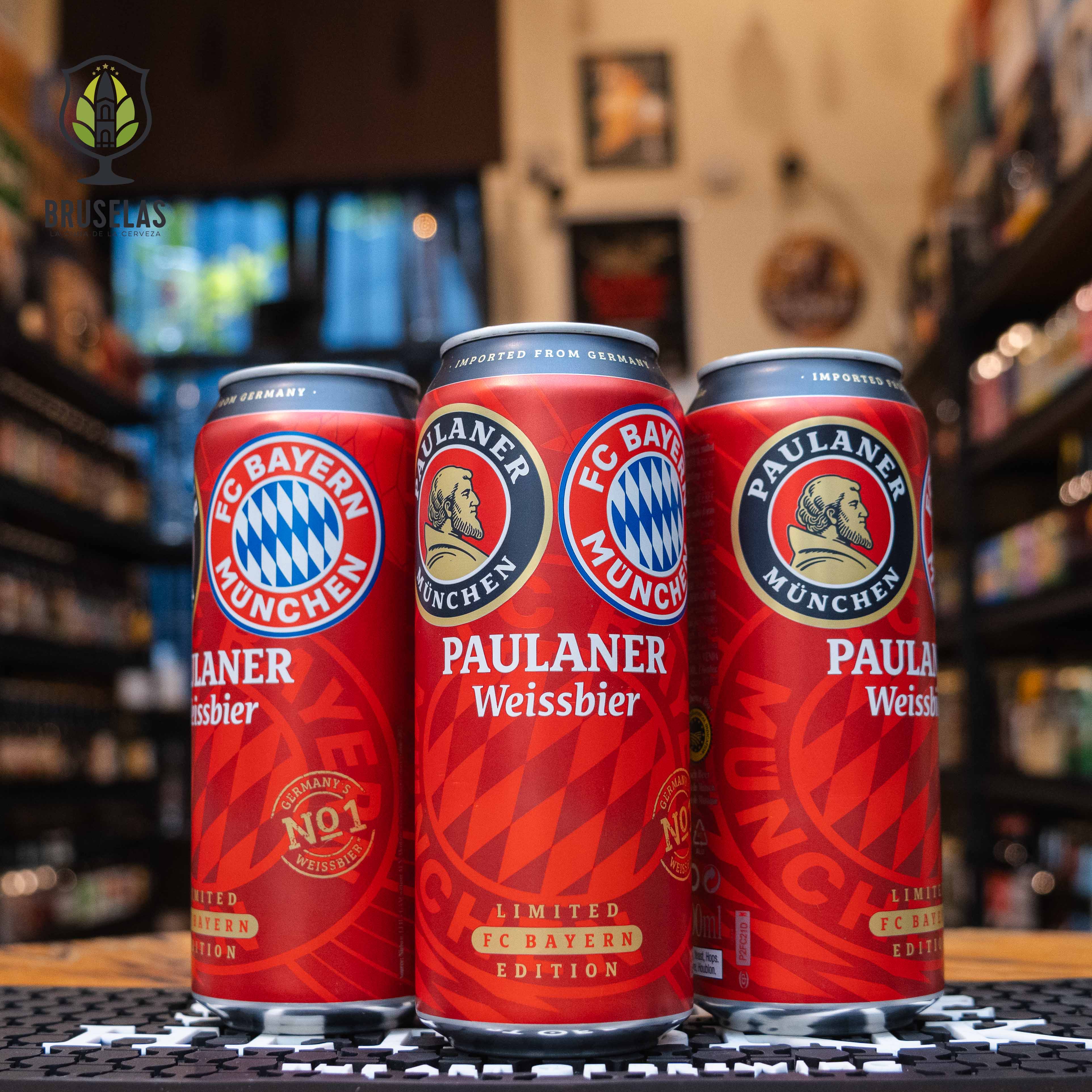 Lata de Paulaner Weissbier FC Bayern München, una cerveza de trigo de Paulaner Brauerei, elaborada en Alemania. La lata presenta los logotipos del FC Bayern München y Paulaner en un diseño rojo con detalles de rombos bávaros. Con un ABV de 5.5%, ofrece un sabor suave y refrescante con notas de levadura, banana y clavo. Ideal para acompañar salchichas alemanas y pretzels. El diseño celebra la tradición bávara y la pasión por el fútbol.