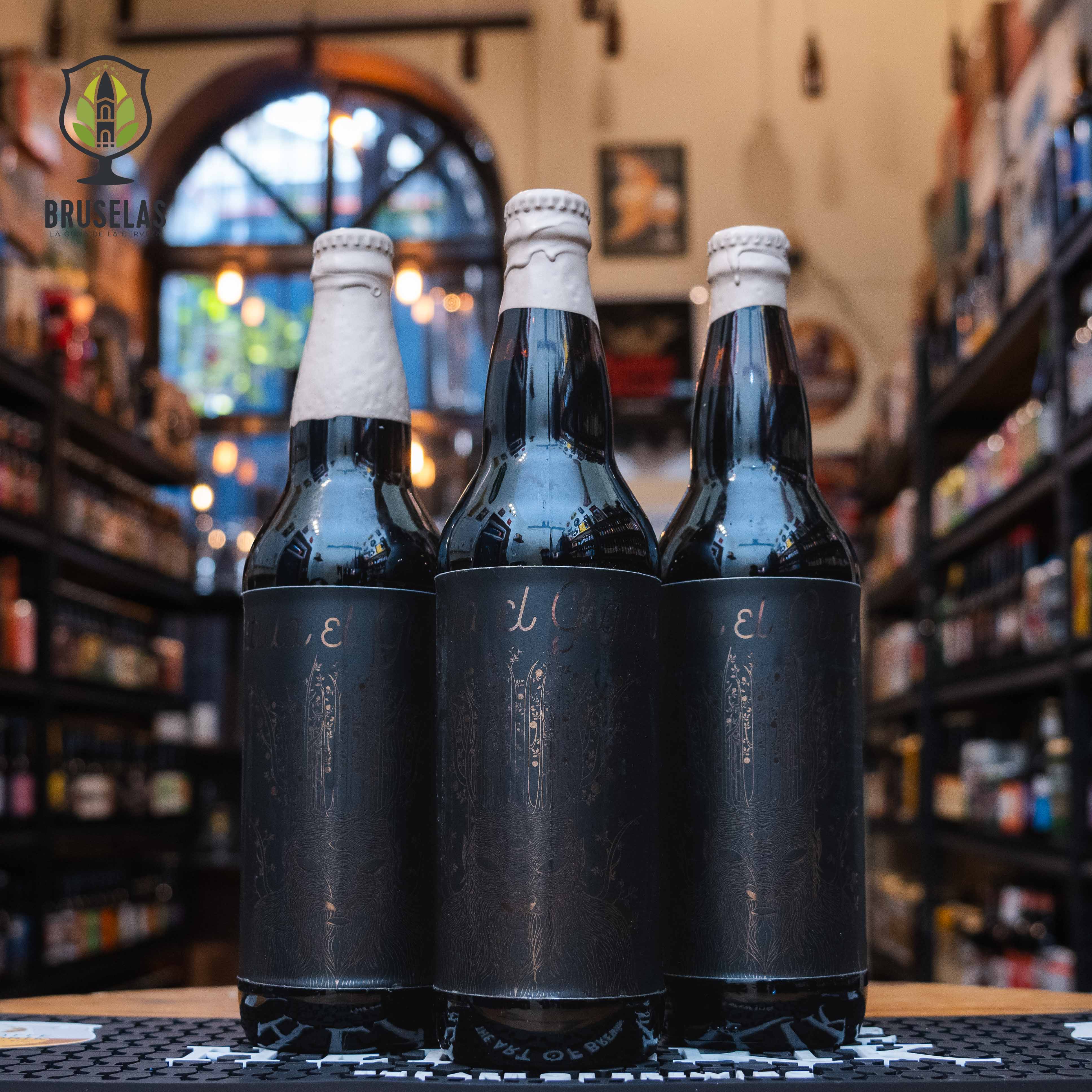 Botella de La Betula El Gigante (5to Aniversario), una Imperial Stout de Cervecería Rey Árbol. La etiqueta es negra con detalles en relieve casi invisibles, lo que le da un aspecto elegante y misterioso. Con un ABV de 12%, ofrece sabores intensos de coco, vainilla, maple y café. Ideal para acompañar postres como brownies o helado. El diseño refleja exclusividad y sofisticación, en celebración de un aniversario especial.