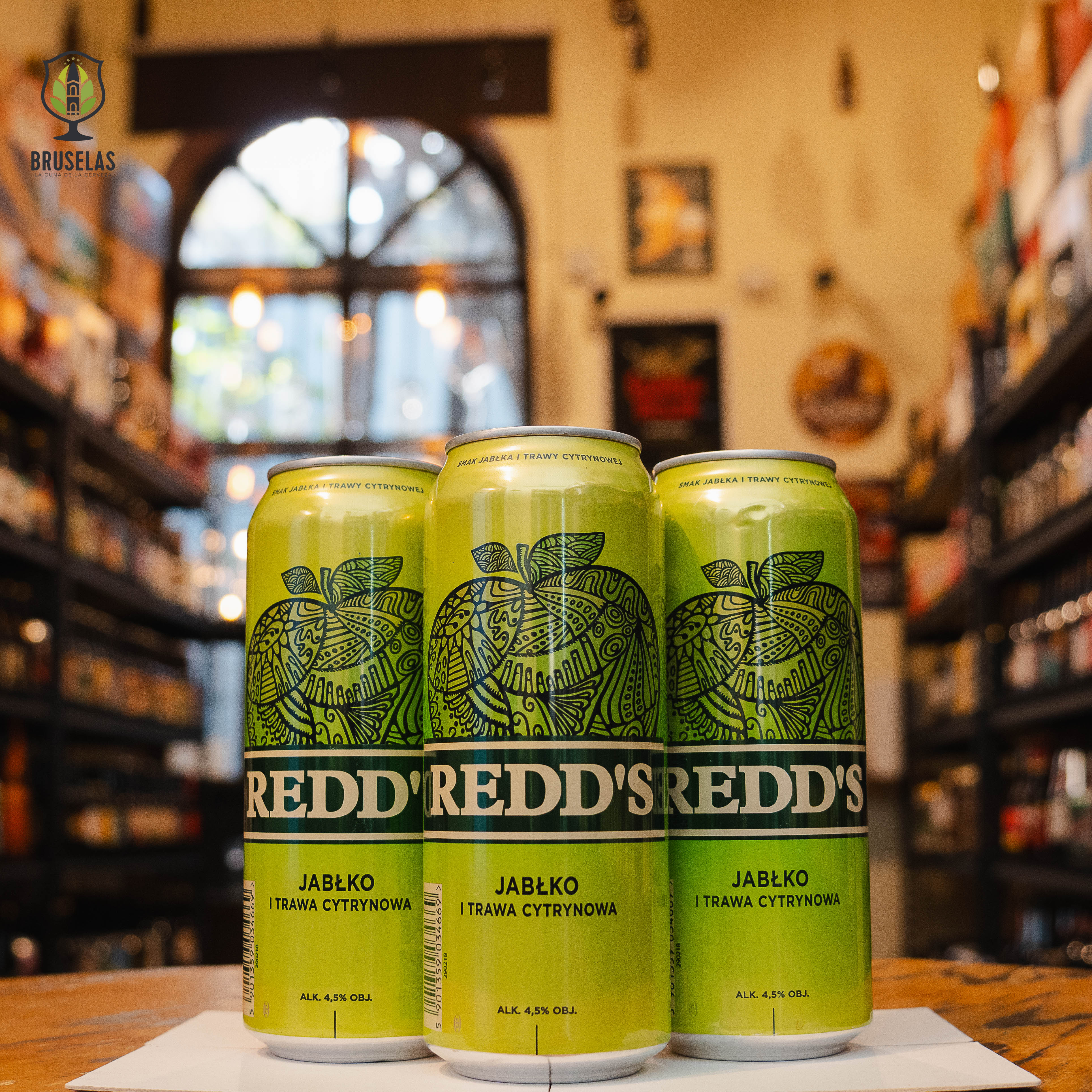 Redd's Manzana y Hierba de Limón, una Fruit Beer de Kompania Piwowarska con un ABV de 4.5%. Presentan un diseño verde con ilustraciones de manzanas. Su sabor equilibra el dulzor de la manzana con una acidez ligera y un toque cítrico. Ideal para maridar con postres como gelatinas, pasteles y carnes frías. Perfecta para disfrutar en días calurosos, destacando por su frescura y ligereza.