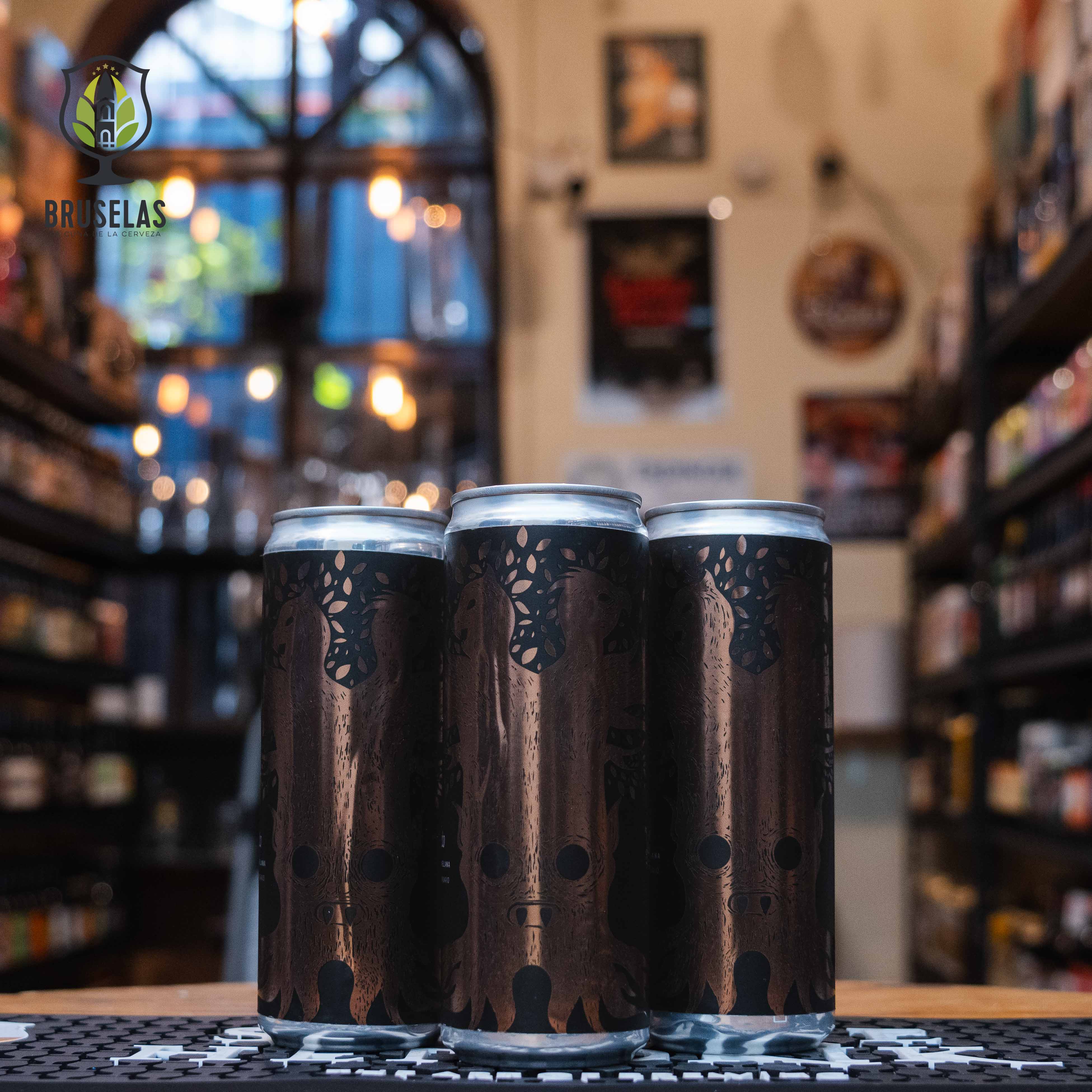 Lata de Viejo Pardo, una Imperial Brown Ale de Cervecería Rey Árbol en colaboración con Electric Brewing, creada para su 5to aniversario. Con un ABV de 10%, ofrece sabores complejos de malta tostada, caramelo y avellana. Ideal para acompañar postres de nuez y chocolate, macarrones con queso o carnes asadas. El diseño de la lata refleja un estilo robusto y elegante, acorde con su perfil de sabor profundo y suave.