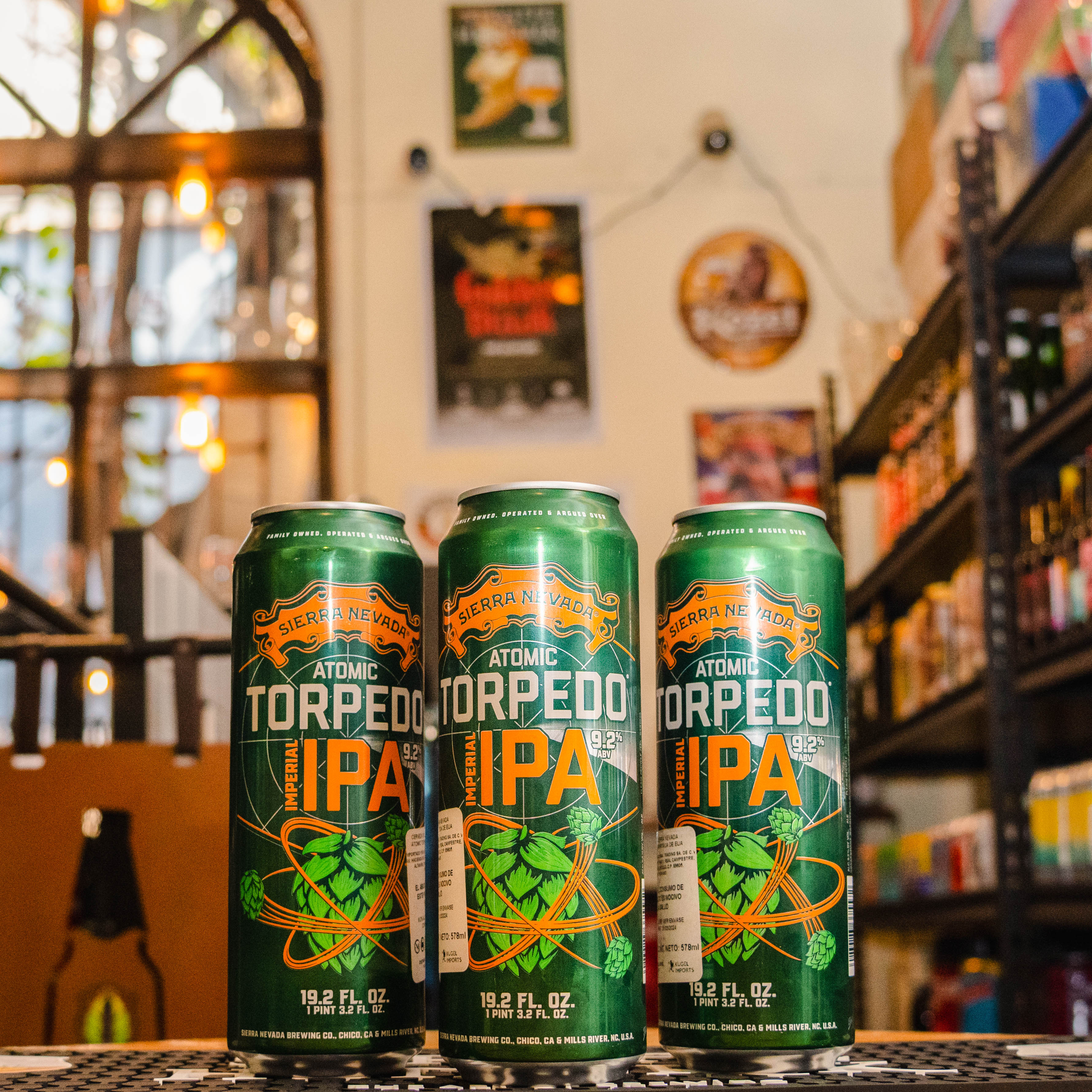 Sierra Nevada Atomic Torpedo, una Double IPA de Sierra Nevada Brewing Co. con un ABV del 9.2%. Ofrece aromas intensos a cítricos, pino y resina, con un sabor amargo potente que combina notas cítricas y de pino, característica de las IPAs más robustas. Ideal para maridar con carnes a la parrilla, platos picantes y quesos fuertes, ofreciendo una experiencia lupulada y explosiva para los amantes de las cervezas intensas.