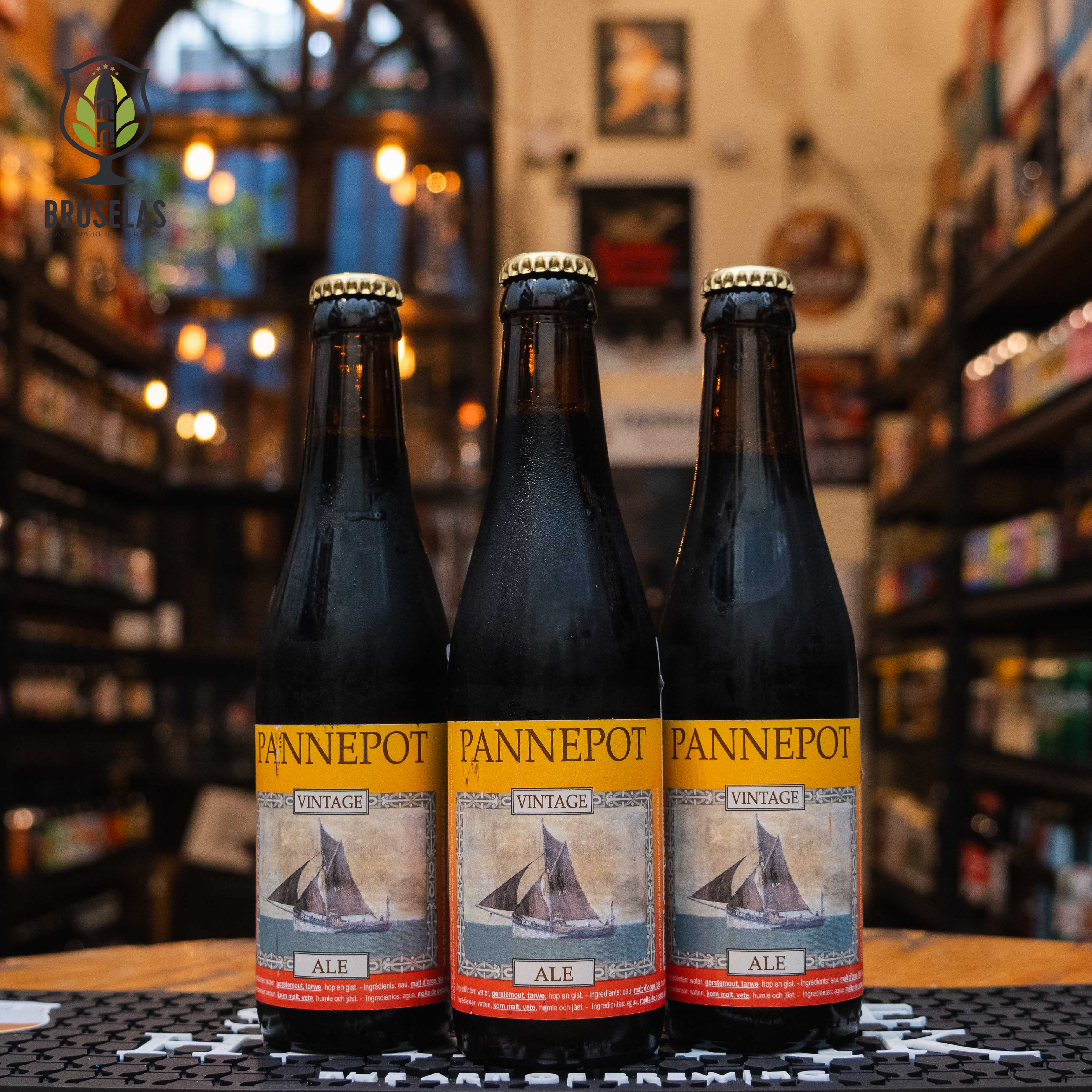 Botella de Pannepot Vintage, una Belgian Strong Dark Ale de De Struise Brouwers, Bélgica. La etiqueta muestra un barco de pesca antiguo con el nombre "Pannepot" en letras doradas sobre fondo amarillo y detalles rojos. Con un ABV de 10%, ofrece sabores de maltas oscuras, frutas secas y especias. Ideal para acompañar quesos fuertes y estofados. El diseño evoca tradición y robustez.