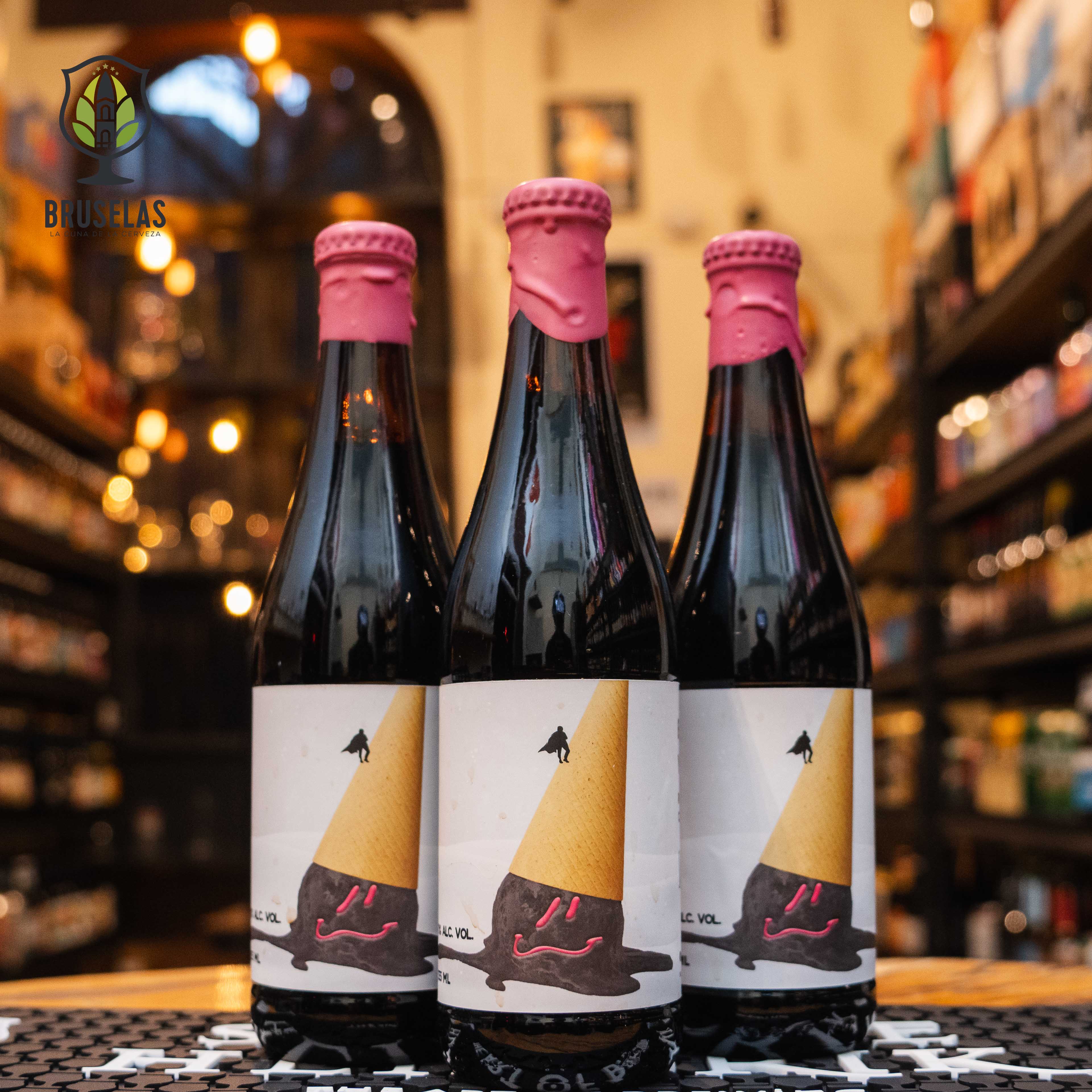 Botella de "El Señor Invisible y su Helado Negro", una Imperial Stout de Cervecería Santa Sabina con un ABV del 10%. Esta cerveza destaca por sus intensas notas de chocolate oscuro, café y vainilla, inspirada en la idea de un "helado negro". Es cremosa y robusta, perfecta para quienes disfrutan de cervezas oscuras y ricas en matices. Maridaje recomendado: postres de chocolate, quesos fuertes y carnes ahumadas.