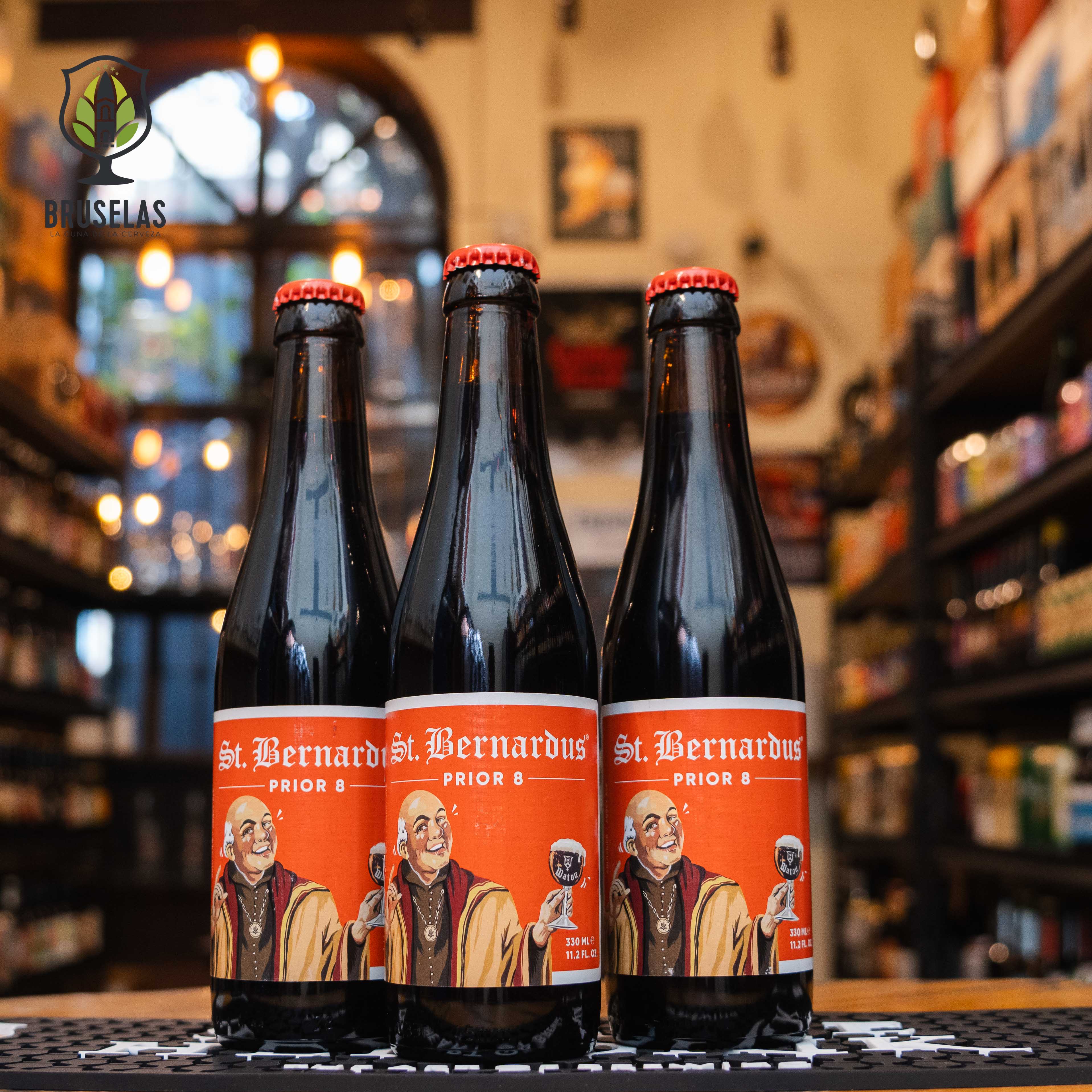 Botella de St. Bernardus Prior 8, una Dubbel belga de la cervecería St. Bernardus en Watou, Bélgica. La etiqueta muestra un monje sonriente. Con un ABV de 8%, ofrece aromas de caramelo, frutos secos, y especias. En boca, malta tostada, pasas e higos con un final dulce y especiado. Ideal para acompañar carnes asadas, quesos semicurados y postres con frutos secos.