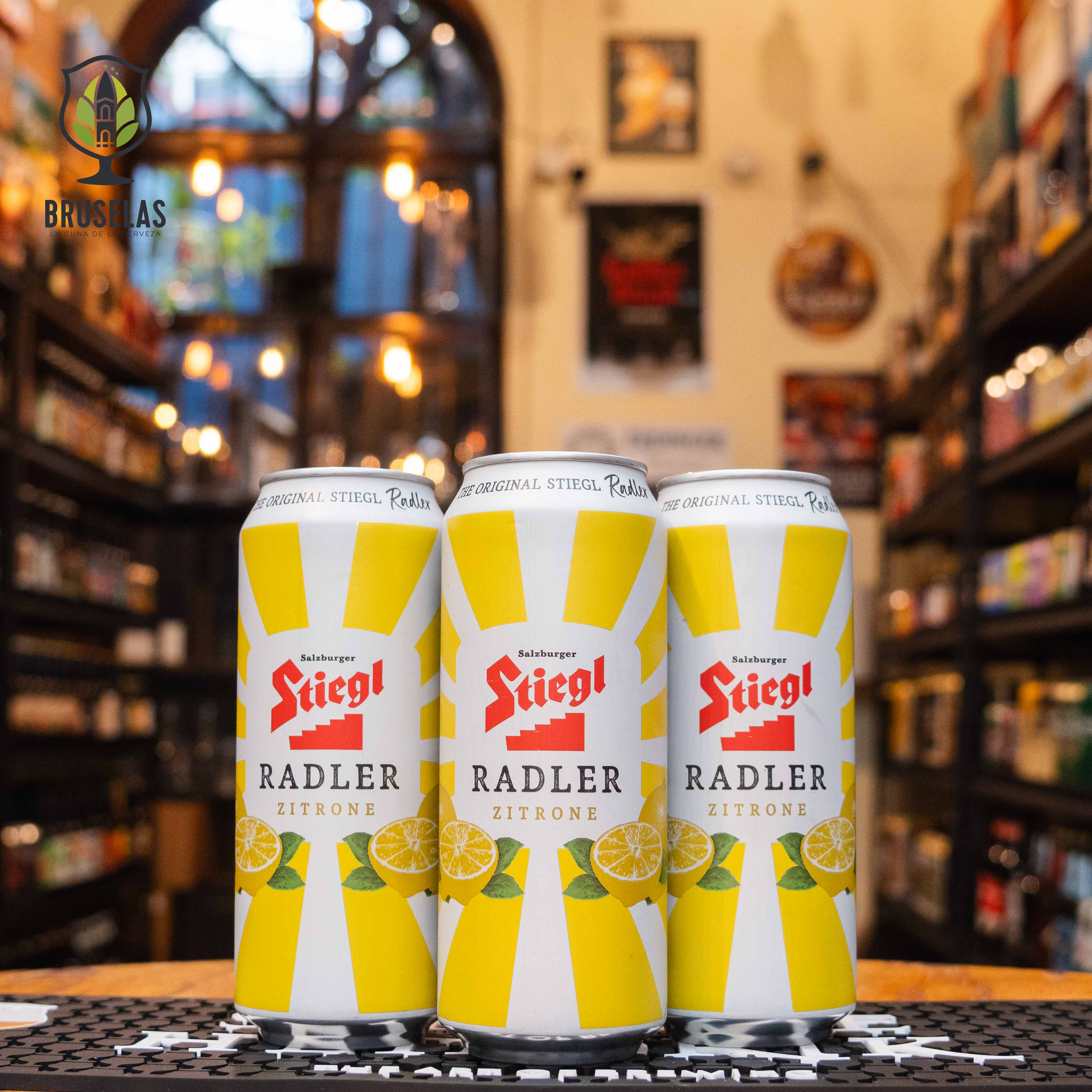 Stiegl Radler Zitrone, una mezcla de cerveza y soda de limón, elaborada por Stiegl en Austria. La lata es blanca y amarilla, con imágenes de limones. Con un 2% de alcohol, ofrece un sabor equilibrado entre la acidez del limón y un toque de dulzura. Ideal para acompañar mariscos o postres cítricos. El diseño de la lata refleja frescura y ligereza.