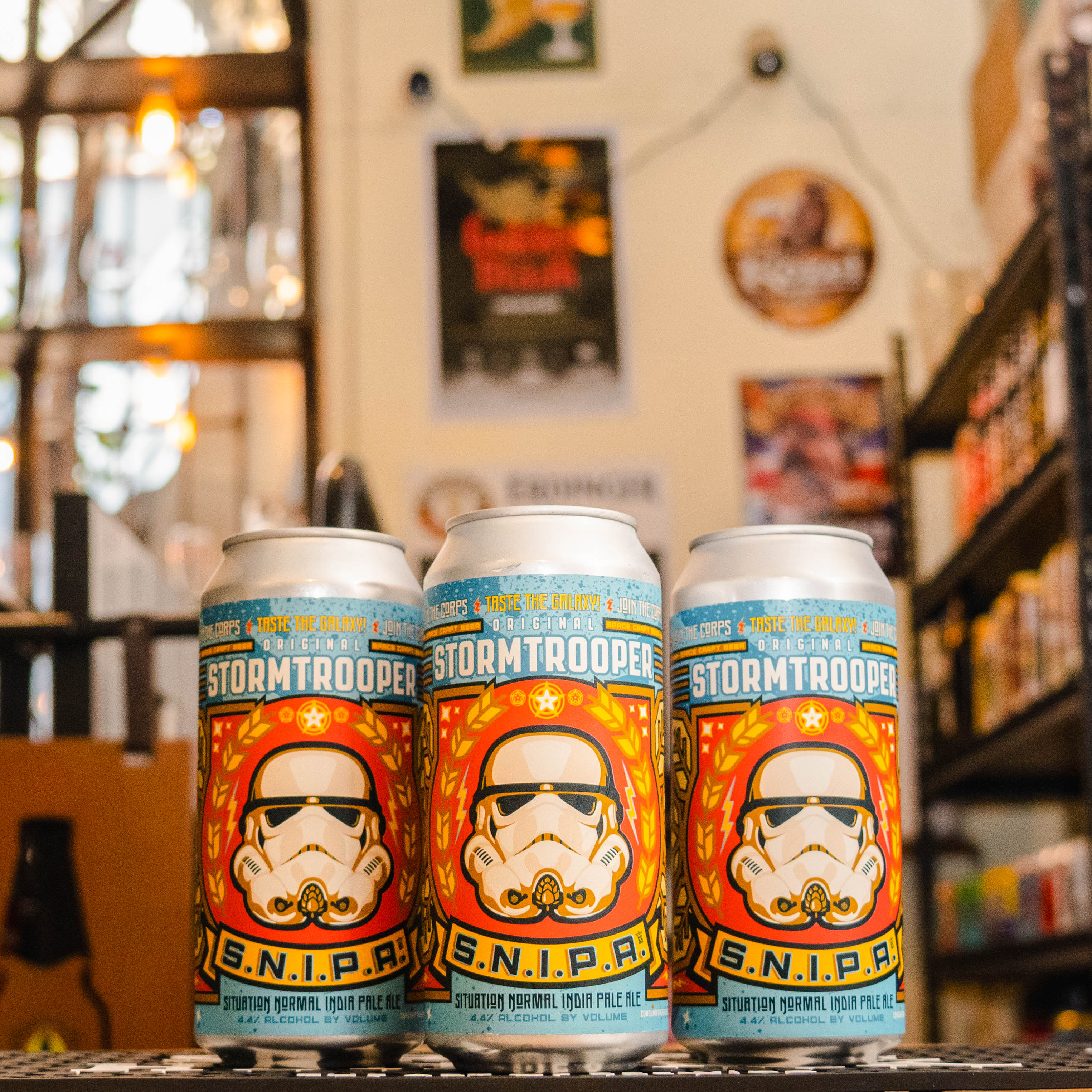 Lata de Stormtrooper Situation Normal IPA, una IPA de Original Stormtrooper Space Craft Beer con un ABV de 4.4%. Esta cerveza presenta un perfil lupulado con notas cítricas y frutales, equilibrado con un amargor suave y refrescante. El diseño temático inspirado en el universo de Star Wars atrae tanto a fanáticos como a cerveceros artesanales. Ideal para maridar con platillos picantes, carnes a la parrilla y ensaladas frescas.