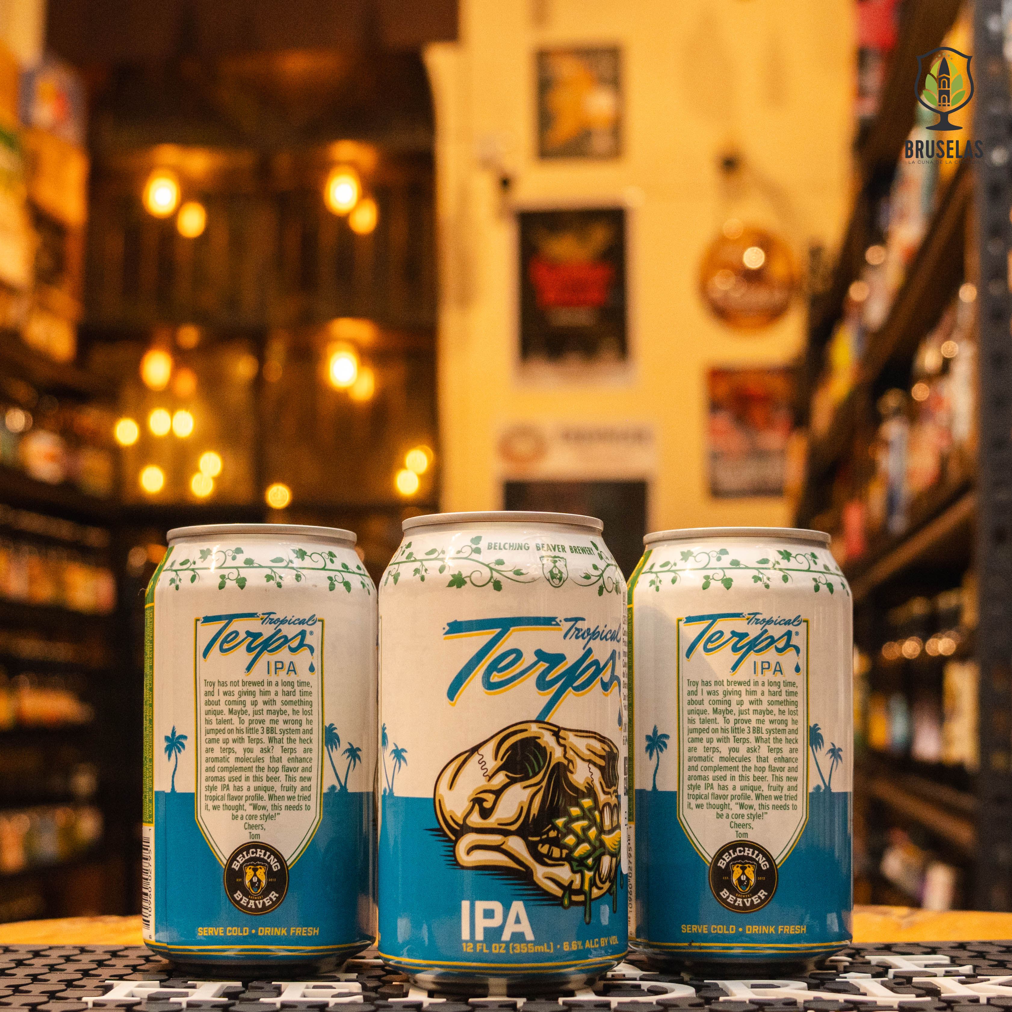 Tropical Terps IPA, una Hazy IPA de Belching Beaver Brewery. La etiqueta presenta un diseño colorido y tropical con frutas, reflejando el perfil aromático de melón, mango y piña. Con un ABV de 6.6%, esta IPA ofrece sabores jugosos gracias a los terpenos y lúpulos como Simcoe y Mosaic. Ideal para acompañar ceviches, ensaladas con frutas y tacos de pescado. El diseño vibrante destaca su frescura tropical.