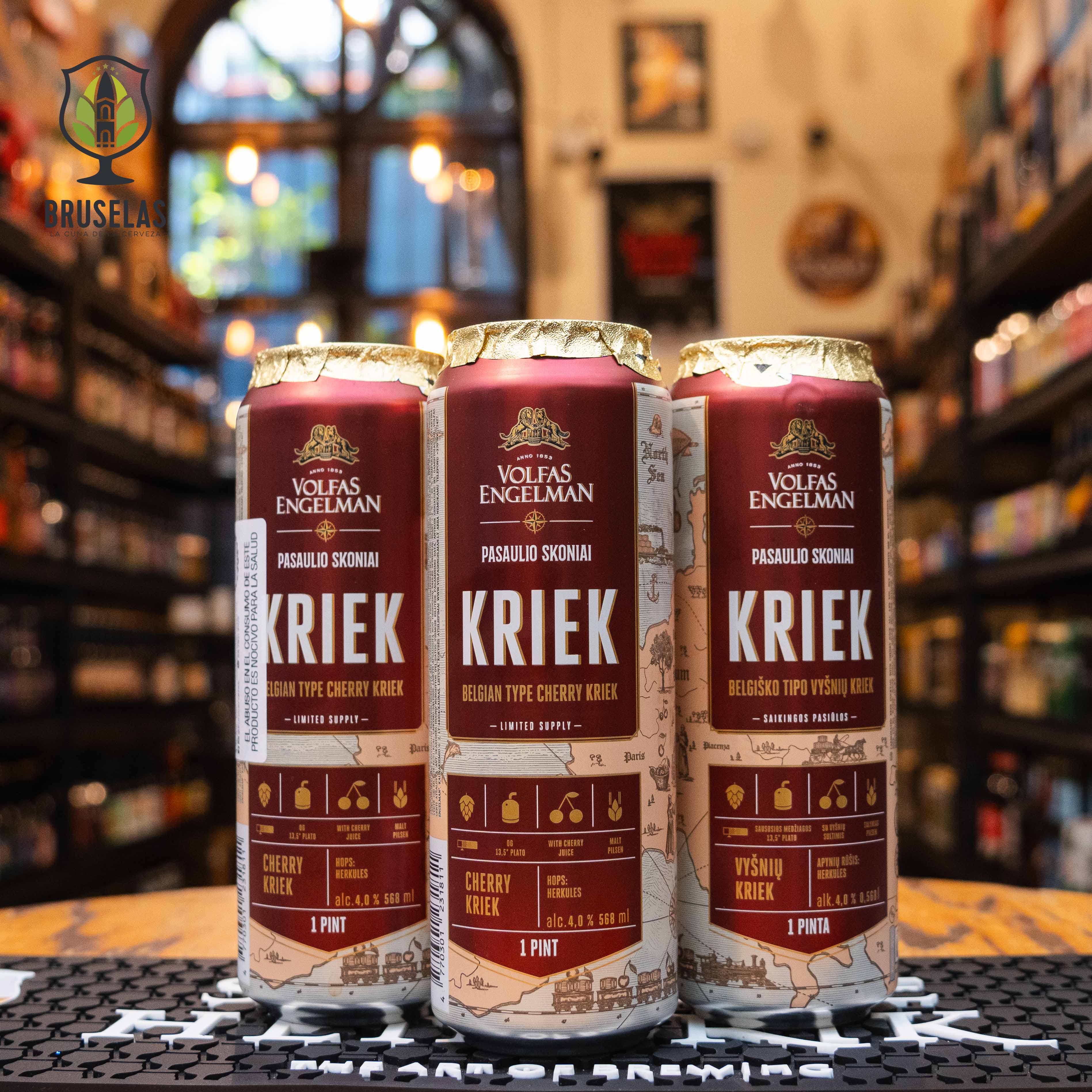 Lata de Volfas Engelman Kriek, una Fruit Beer lituana de estilo belga con un 10% de jugo de cereza. La etiqueta es roja con detalles dorados y blancos, destacando el nombre en letras grandes. ABV de 4.0%. Sabor dulce y ácido, con notas intensas de cereza y un final refrescante. Ideal para acompañar carnes asadas y postres como tiramisú. El diseño refleja el carácter frutal y vibrante de esta cerveza.