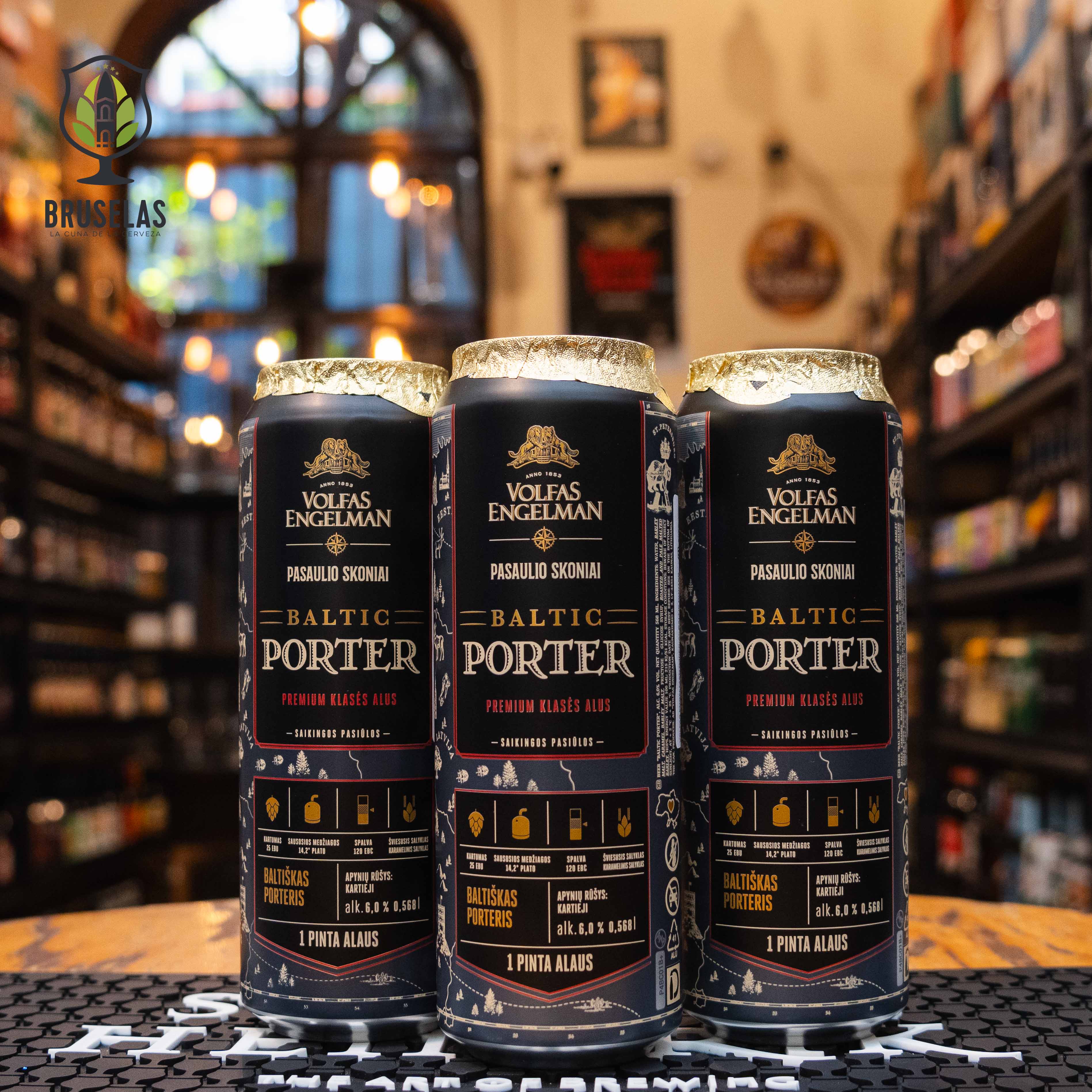 Lata de Volfas Engelman Baltic Porter, una cerveza oscura de estilo Baltic Porter originaria de Lituania. La etiqueta es negra con detalles dorados y plateados, destacando el nombre en letras clásicas. ABV de 6.0%. Sabor a malta tostada, chocolate y frutos secos, con un final suave. Ideal para acompañar comidas ahumadas y postres de chocolate. El diseño elegante refleja la profundidad y complejidad de esta cerveza.