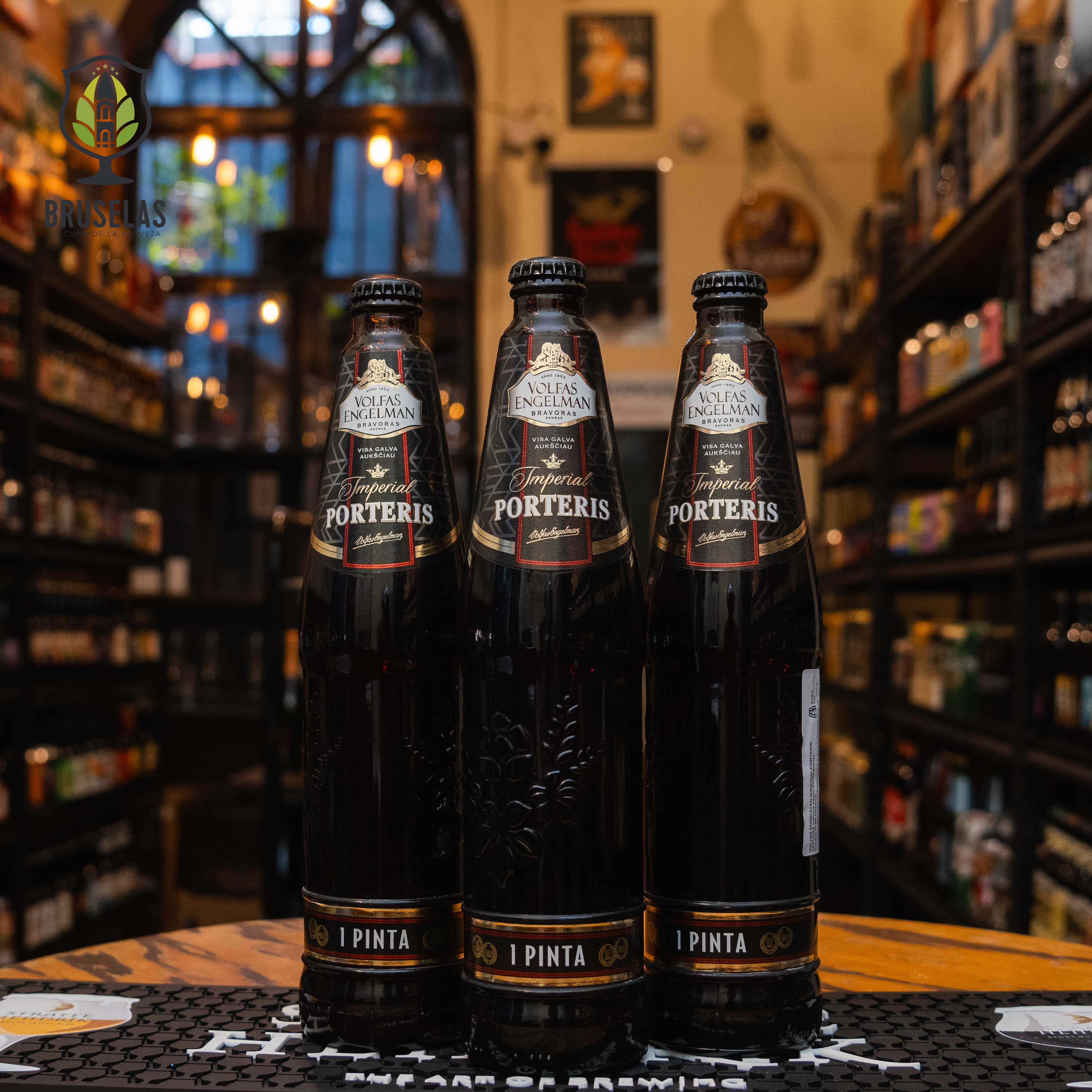 Botella de Volfas Engelman Imperial Porteris, una Baltic Porter lituana. La etiqueta es negra con detalles dorados y rojos, destacando el nombre en tipografía elegante. ABV de 6.0%. Sabor complejo con notas de café tostado, chocolate amargo y un sutil dulzor. Ideal para acompañar comida ahumada y postres de chocolate. El diseño refleja la tradición y calidad de esta cerveza oscura y robusta.